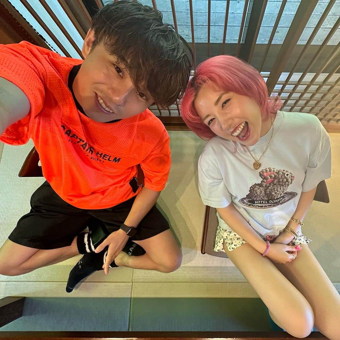 仲里依紗のインスタグラム：「happy birthday 35🎂🦊🌺🫶🏻♨️✨🍒🍕👦🏻  1.最近なすちゃんから教えてもらった自撮りの仕方を教えてるやつ 2.トカゲくんに笑ってって言ってるやつ 3.連写してやっと笑ってくれた奇跡のツーショのやつ 4.そんなに暑くないのに腕まくりしちゃってちょいダサになったうえに手で自然と35歳の3と5✋しちゃっててさらにダサさに加速かかってるやつ 5.袖まくりに気づいて下ろしたけど3と5の✋は継続しちゃってるやつ 6.ジュノンボーイグランプリのカレンダー‼️って急に言われて写真撮られ待ちしてて撮らされたやつ 7.誕生日で温泉宿に泊まってて朝起きて山バックにバルコニーで台本読んでスカしてる風だけど髪がヤバすぎてそっちにしか目がいかないやつ 8.台本読んでるのか寝てるのかわからないくらい目があいてないやつ  35歳も楽しく生きようぜ🦊🔥❤️ @akiyoshi0630nakao」