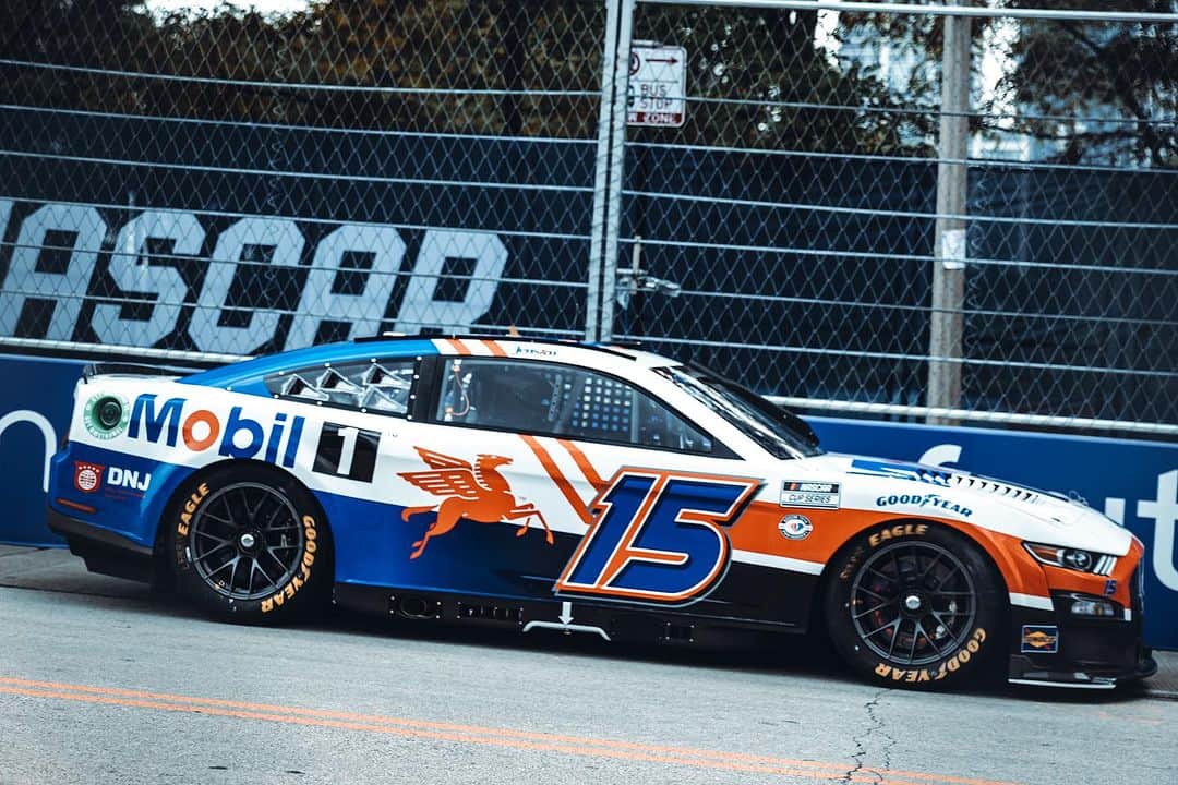 ジェンソン・バトンさんのインスタグラム写真 - (ジェンソン・バトンInstagram)「P8 in Quali here on the streets of Chicago! Pretty happy with that, had a little traffic but hey you make your own luck I guess!   Think we’ve got a better race car than quali so looking forward to pushing forward today 👊🏽  Big thanks to @mobil1racing for all the support 🙏🏽.」7月2日 23時57分 - jensonbutton