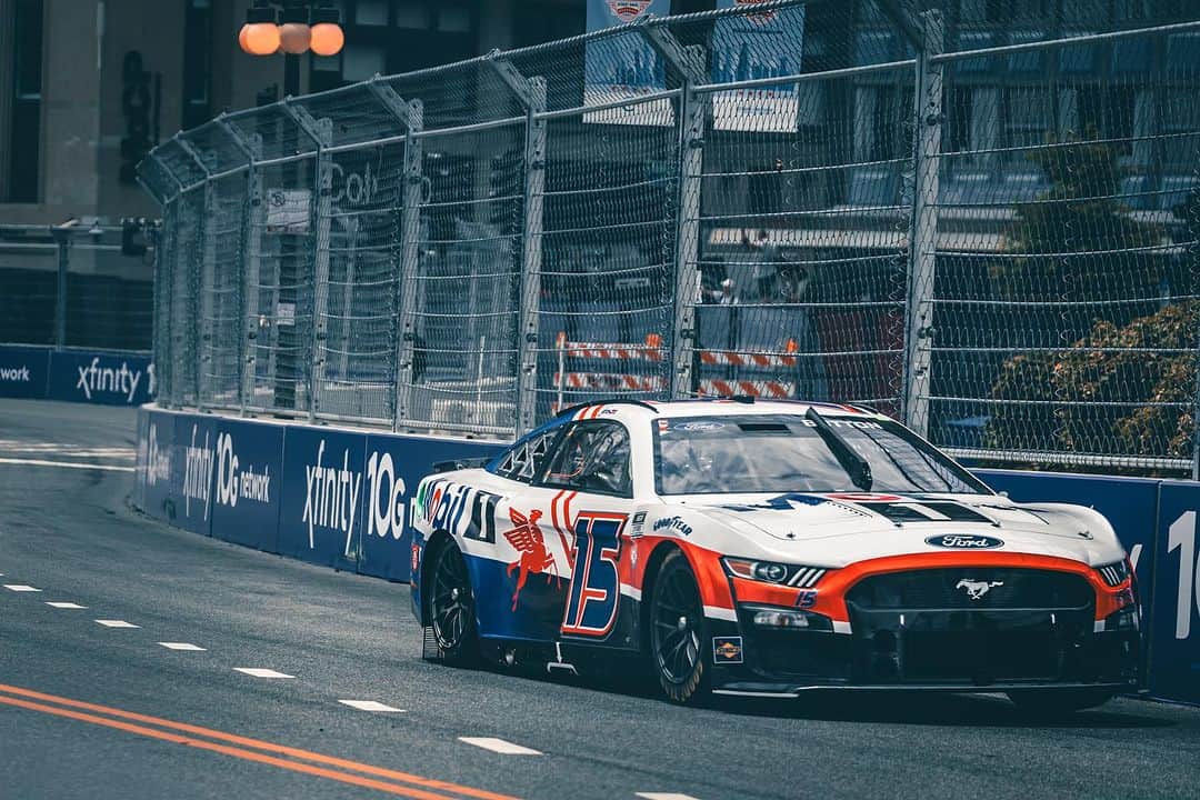 ジェンソン・バトンのインスタグラム：「P8 in Quali here on the streets of Chicago! Pretty happy with that, had a little traffic but hey you make your own luck I guess!   Think we’ve got a better race car than quali so looking forward to pushing forward today 👊🏽  Big thanks to @mobil1racing for all the support 🙏🏽.」