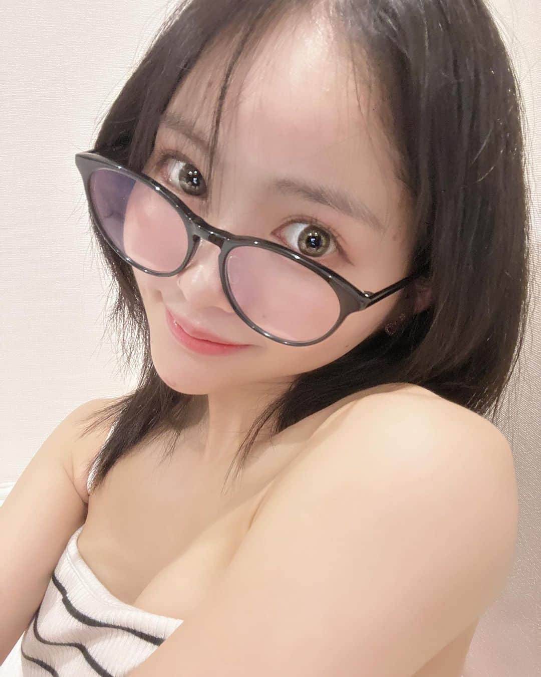 上水口姫香のインスタグラム：「休日〜👓  かわちい？？‪💗想われニキビが消えない😭  みんなは何してるのん？？💭  ひめちのかおがぷるるんしてるんですけど どうですかっっ💭  東京中央美容外科渋谷東口院 @tcb.shibuyahigashi の倉島先生 @tcb_kurashima_futae に TCB式小顔美肌再生施術してから1週間！ 引き締まってツヤツヤになって最近メイクするの楽しい、、、嬉しい🥹  #東京中央美容外科 #東京 #渋谷 #PR #糸リフト #小顔整形 #tcb式小顔美肌再生」