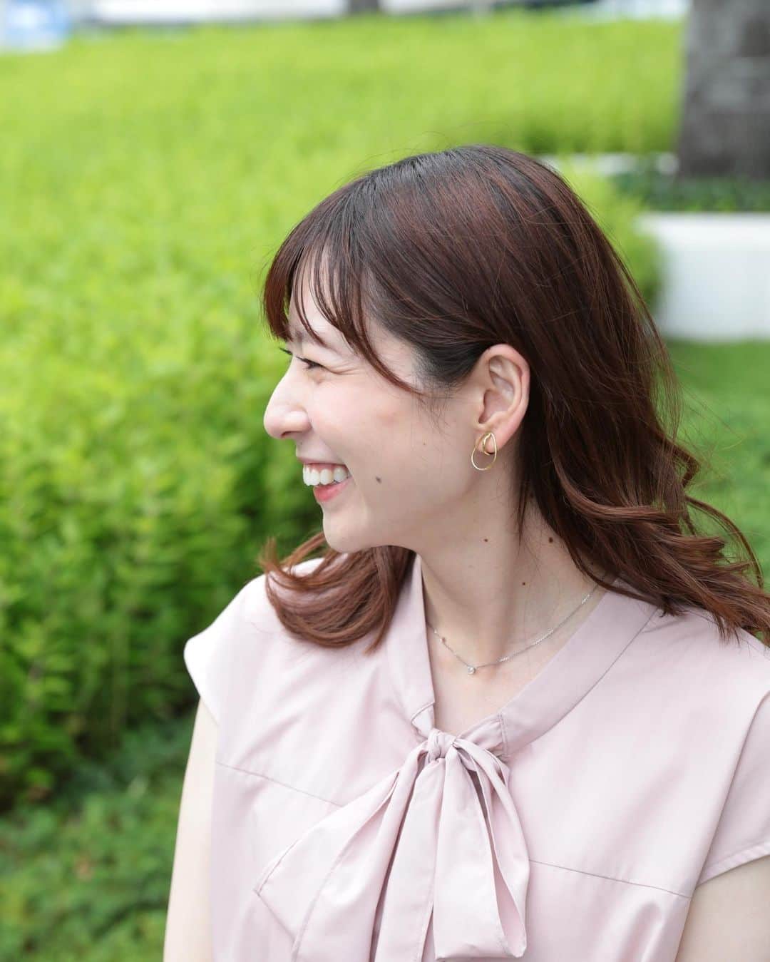 高山奈々さんのインスタグラム写真 - (高山奈々Instagram)「. 7月2日（日）アフタヌーン🐕 衣装協力👗  ●tops＆pants：LAISSE PASSÉさん @laisse_passe  ●earring：NOIR DE POUPEEさん @noirdepoupee_official  トップスの大きなリボンが特徴的で可愛いお洋服🎀 パンツで軽やかに♪ さり気ないイヤリングも可愛い🥰  素敵な衣装、スタイリングをありがとうございました！！  #ウェザーニュースlive  #衣装協力 #キャスター衣装 #奥にいたわんちゃん可愛かった🐶」7月3日 0時07分 - chan_nana617