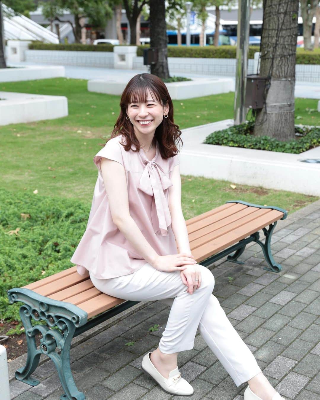 高山奈々さんのインスタグラム写真 - (高山奈々Instagram)「. 7月2日（日）アフタヌーン🐕 衣装協力👗  ●tops＆pants：LAISSE PASSÉさん @laisse_passe  ●earring：NOIR DE POUPEEさん @noirdepoupee_official  トップスの大きなリボンが特徴的で可愛いお洋服🎀 パンツで軽やかに♪ さり気ないイヤリングも可愛い🥰  素敵な衣装、スタイリングをありがとうございました！！  #ウェザーニュースlive  #衣装協力 #キャスター衣装 #奥にいたわんちゃん可愛かった🐶」7月3日 0時07分 - chan_nana617