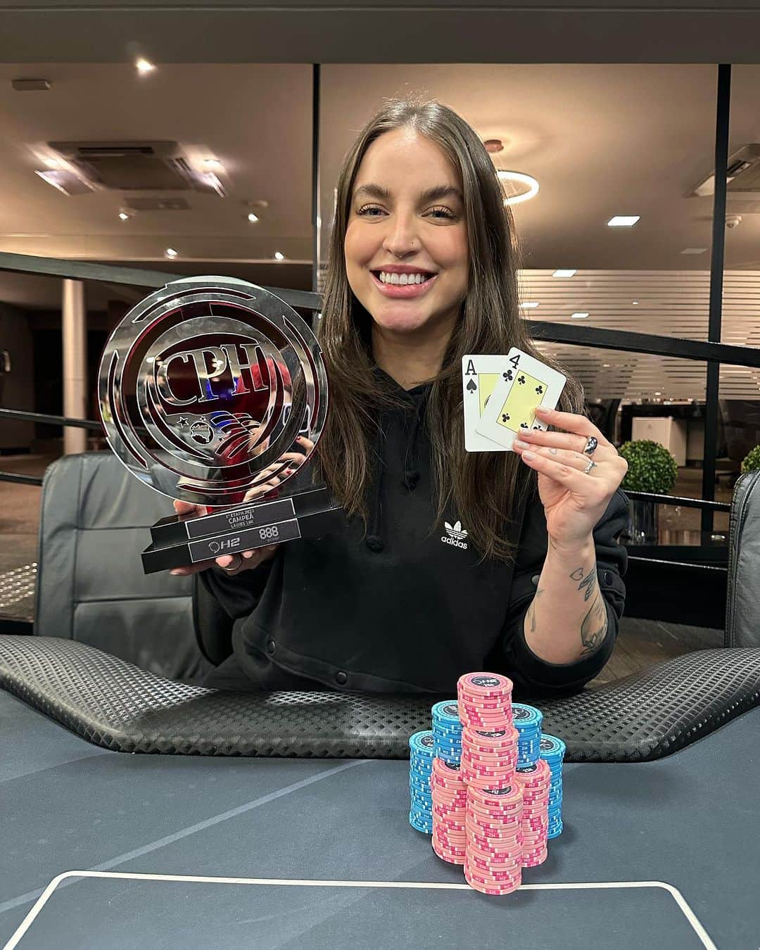 Bruna Unzuetaのインスタグラム：「E ela ataca novamente kkkk mais um troféu de campeã 🩷」