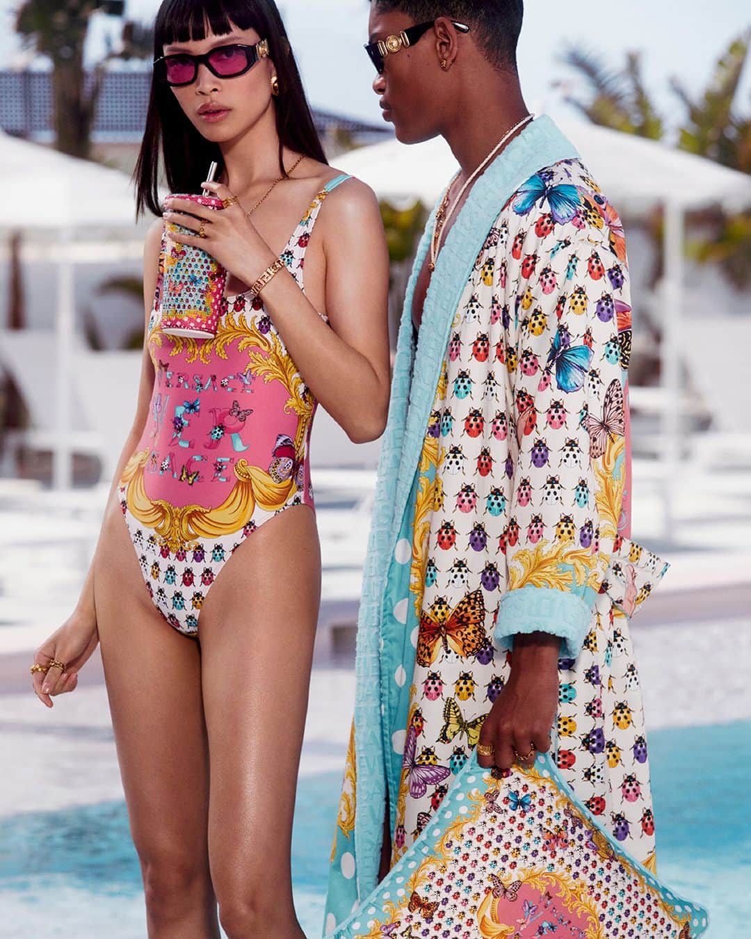 ジャンニヴェルサーチのインスタグラム：「Swimwear and towelling robes for #VersaceLaVacanza  Now in-store and at Versace.com.」