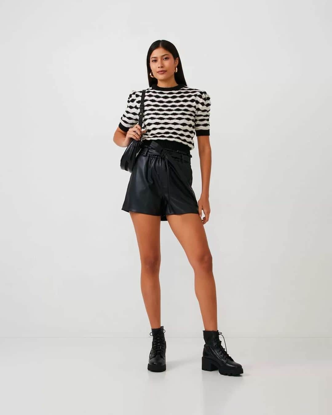 ロジャス・レナーのインスタグラム：「Aquela peça nada básica para complementar seu visual! Aposte nos shorts com tecido diferenciado para criar composições fashionistas. Passe para o lado e garanta seu look favorito agora mesmo. #modafeminina #looks   short em material sintético 714646276 | blusa em tricô 814845299 | short curto em material sintético 737458614 | blusa em crepe 742244653 | blusa regata cropped 598798431 | camisa manga curta 598277361 | bermuda com barra italiana 598294903 | sapato mule com salto bloco 819667778 | bota coturno em couro 787256210」