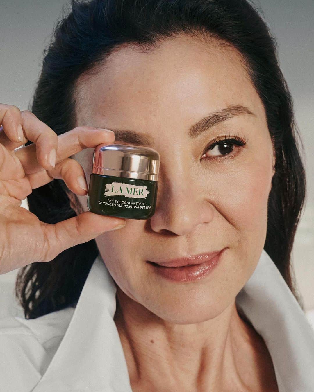 ドゥラメールのインスタグラム：「Incredible, brilliant, and a star performer: @michelleyeoh_official and The Eye Concentrate have a lot in common. Bringing together sea-sourced power and the concentrated potency of a fast-absorbing treatment, this sumptuous eye cream helps diminish the look of dark circles and lines.   #LaMer #LaMerskincare #LaMerEyeConcentrate」