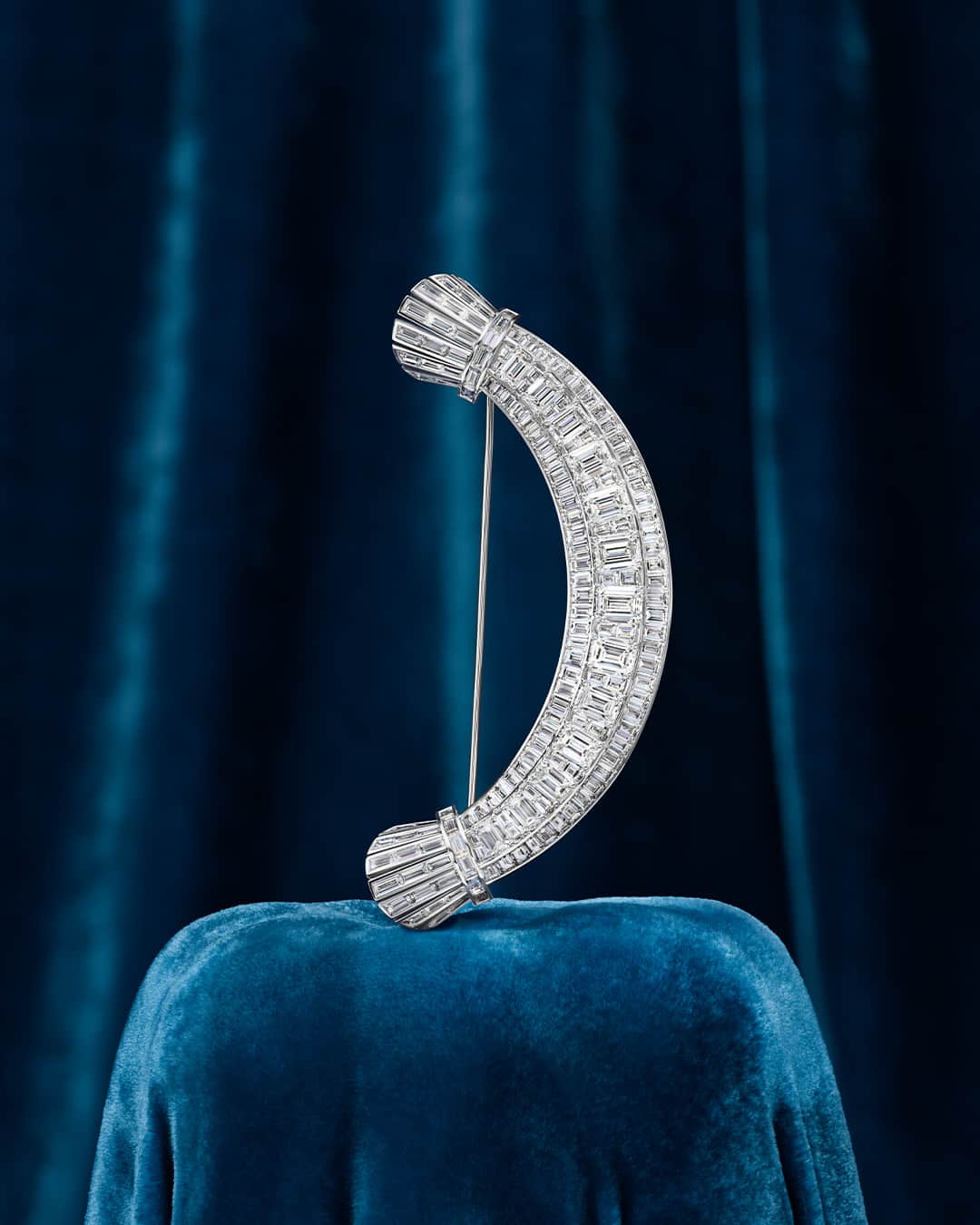 ハリー・ウィンストンのインスタグラム：「True to the House’s legacy of meticulous craftsmanship, this King Brooch sparkles with emerald-cut and baguette diamonds, with each stone precisely set by master artisans to ensure perfect harmony in the crescent-shaped jewel. Tap the link in bio to discover signature pieces from the Royal Adornments collection. #HarryWinston #WinstonHighJewelry」