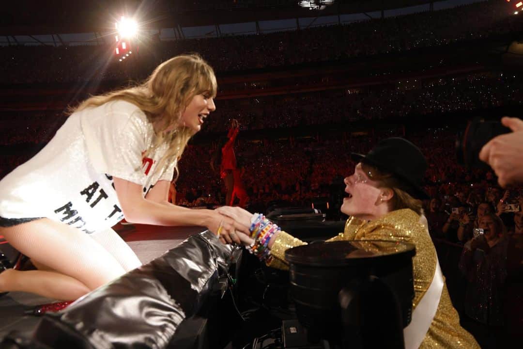 テイラー・スウィフトさんのインスタグラム写真 - (テイラー・スウィフトInstagram)「Cincinnati I couldn’t love you more. Had the best two nights with you!! Last night was so special getting to sing ‘I miss you, I’m sorry’ with @gracieabrams in the acoustic set and bringing out @aarondessner to play ‘Ivy’ in his hometown. 🥹 See you soon Kansas City, meanwhile I’ll be counting down the minutes til Speak Now (my version) comes out July 7th WHICH IS VERY SOON. 💜  📷: @taylorehill / @gettyimages」7月3日 0時03分 - taylorswift