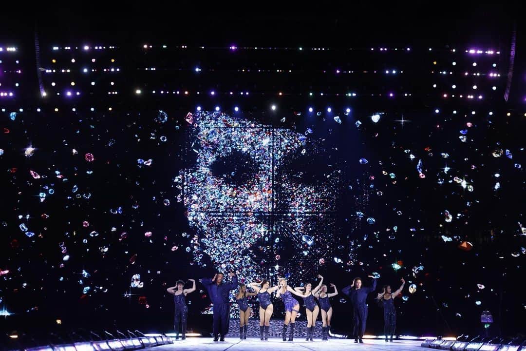 テイラー・スウィフトさんのインスタグラム写真 - (テイラー・スウィフトInstagram)「Cincinnati I couldn’t love you more. Had the best two nights with you!! Last night was so special getting to sing ‘I miss you, I’m sorry’ with @gracieabrams in the acoustic set and bringing out @aarondessner to play ‘Ivy’ in his hometown. 🥹 See you soon Kansas City, meanwhile I’ll be counting down the minutes til Speak Now (my version) comes out July 7th WHICH IS VERY SOON. 💜  📷: @taylorehill / @gettyimages」7月3日 0時03分 - taylorswift