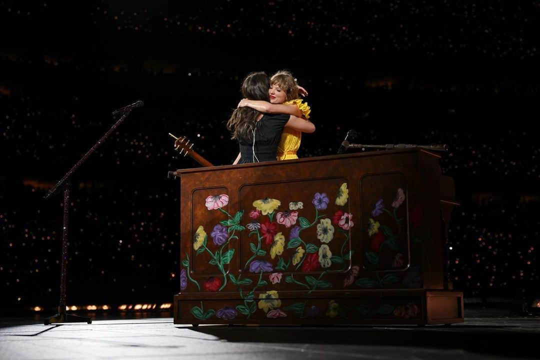 テイラー・スウィフトさんのインスタグラム写真 - (テイラー・スウィフトInstagram)「Cincinnati I couldn’t love you more. Had the best two nights with you!! Last night was so special getting to sing ‘I miss you, I’m sorry’ with @gracieabrams in the acoustic set and bringing out @aarondessner to play ‘Ivy’ in his hometown. 🥹 See you soon Kansas City, meanwhile I’ll be counting down the minutes til Speak Now (my version) comes out July 7th WHICH IS VERY SOON. 💜  📷: @taylorehill / @gettyimages」7月3日 0時03分 - taylorswift