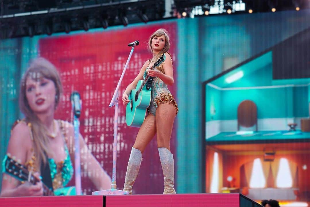 テイラー・スウィフトさんのインスタグラム写真 - (テイラー・スウィフトInstagram)「Cincinnati I couldn’t love you more. Had the best two nights with you!! Last night was so special getting to sing ‘I miss you, I’m sorry’ with @gracieabrams in the acoustic set and bringing out @aarondessner to play ‘Ivy’ in his hometown. 🥹 See you soon Kansas City, meanwhile I’ll be counting down the minutes til Speak Now (my version) comes out July 7th WHICH IS VERY SOON. 💜  📷: @taylorehill / @gettyimages」7月3日 0時03分 - taylorswift