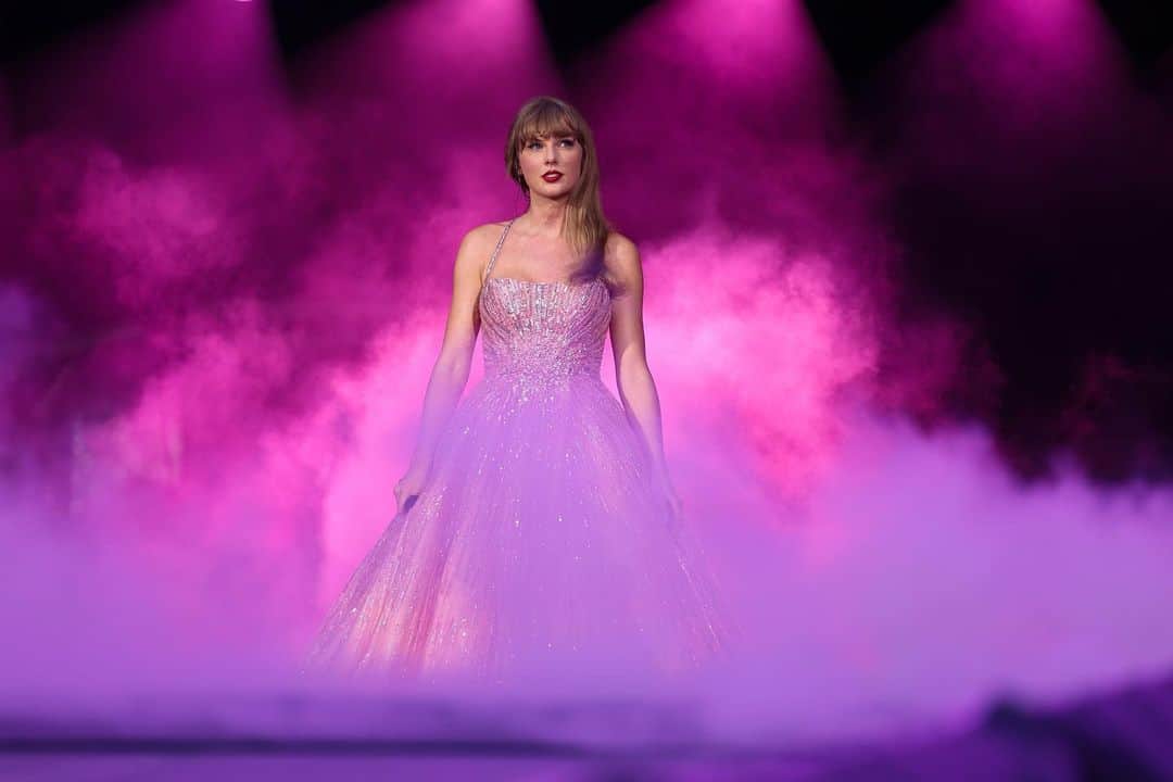 テイラー・スウィフトさんのインスタグラム写真 - (テイラー・スウィフトInstagram)「Cincinnati I couldn’t love you more. Had the best two nights with you!! Last night was so special getting to sing ‘I miss you, I’m sorry’ with @gracieabrams in the acoustic set and bringing out @aarondessner to play ‘Ivy’ in his hometown. 🥹 See you soon Kansas City, meanwhile I’ll be counting down the minutes til Speak Now (my version) comes out July 7th WHICH IS VERY SOON. 💜  📷: @taylorehill / @gettyimages」7月3日 0時03分 - taylorswift