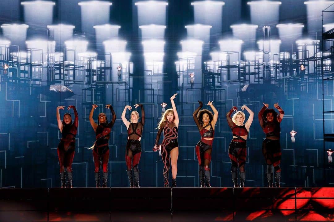テイラー・スウィフトさんのインスタグラム写真 - (テイラー・スウィフトInstagram)「Cincinnati I couldn’t love you more. Had the best two nights with you!! Last night was so special getting to sing ‘I miss you, I’m sorry’ with @gracieabrams in the acoustic set and bringing out @aarondessner to play ‘Ivy’ in his hometown. 🥹 See you soon Kansas City, meanwhile I’ll be counting down the minutes til Speak Now (my version) comes out July 7th WHICH IS VERY SOON. 💜  📷: @taylorehill / @gettyimages」7月3日 0時03分 - taylorswift