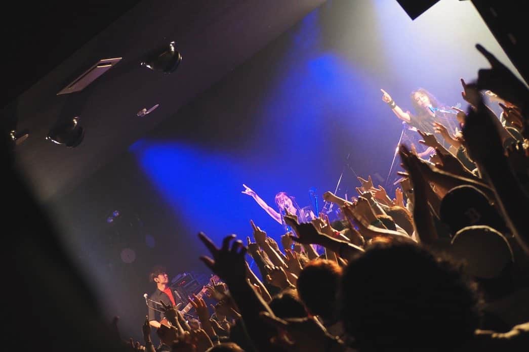 小名川高弘のインスタグラム：「二日分の写真を行きます！  まずは、昨日の高松Festhalle！  今回のツアーは全会場、確実に、前回のI'm readyツアーの時よりお客さんのパワーが凄い！✨  ロックの街、高松もぶち上がりました！  連日なのに、日に日に歌のパワーが増してくる彩ちゃんもすごい‼️  #山本彩アンドツアー #チームsy」