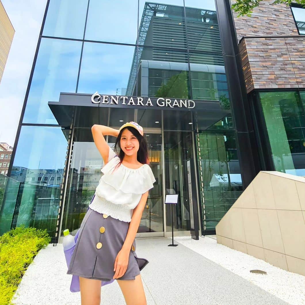 ビーム先生のインスタグラム：「ไปพักมาแล้วค่าาา โรงแรมไทยแห่งแรกในโอซาก้า !!!  「Centara Grand Osaka」  ทำเลสุดปังมาก 🇹🇭 大阪にタイのホテルができました！（日本語は下です） ภูมิใจมากกกก ได้เห็น Shuttle Bus ตุ๊ก ๆ ที่ญี่ปุ่น นึกว่าอยู่อโศกเลย แต่จริง ๆ คือ นัมบะ !!! ใจกลางโอซาก้า เอาเรื่องทำเลก่อน เพราะสำคัญสุด 🌸ทำเล ดีมากกกกกกกก ดีแบบดีมากกกกก  เดินไปนัมบะ โดทงโบริได้ไม่ไกลมาก ประมาณ １ กิโล เดินไปตลาดปลาคุโรมง เดินไปย่านอนิเมะ Otaroad Nipponbashi เดินไปหอ Tsutenkaku ได้  เดินไปสถานีรถบัส Nanba OCAT ได้ เดินไปสถานีนัมบะได้  อันนี้บอกได้เลย เพราะบีมเนี่ยลองเดินมาหมดแล้ว 555  ชั้นสองมีทางเชื่อมต่อกับ Namba Parks  เป็นห้างใหญ่ มีทั้งโรงหนัง ศูนย์อาหาร เกมเซนเตอร์ สวนสาธารณะ  แล้วก็ยังเชื่อมกับ Labi ที่เป็นร้านเครื่องใช้ไฟฟ้าขนาดใหญ่ด้วยนะ ชั้นล่างฝั่งตรงข้ามมีร้านของเล่น  มีลอว์สัน มีซูชิจานเวียน มีราเม็ง มีทาโกยากิ ที่เดียวจบ อยากได้อะไรก็ได้เลยตรงนั้น  เรื่องทำเล บอกเลยว่ามันดีเริ่ดมากจริ๊งงงง   🌸ภายในโรงแรม  มี 33 ชั้น ใหญ่โตมโหรทึกมาก มีห้องทั้งหมด 515 ห้อง  ห้องอาหาร 8 ห้อง มีสปานวดแผนไทย  ระบบความปลอดภัยดีมาก ต้องมีบัตรเท่านั้นถึงจะกดลิฟต์ไปห้องพักได้ ปล.ในโรงแรมหอมมาก กลิ่นหอมอ่อน ๆ แบบสปาไทย   センタラグランドホテル大阪～ 入った瞬間から、ジャスミンとタイハーブの香りがして、すっごくタイを感じました。 トゥクトゥクもあって、ナンバープレートに「おおきに」って書いてあって可愛かった💛 ご飯もスパも最高でした。 スパはモルディブのセンタラホテルから移動してきたタイ人がしてくれて、すっごく気持ちよかったです。 ご飯はタイ人シェフが作ったタイ料理が朝から食べられます。 道頓堀や通天閣、オタロード日本橋まで歩いて行けるので、ロケーションも最高！ 大阪で宿泊の機会があったら、ぜひ泊まってみてください( *´艸｀)  #Centara #CentaraGrandOsaka #โอซาก้า  #ญี่ปุ่น　#センタラグランドホテル大阪 #centaragrandhotelosaka」