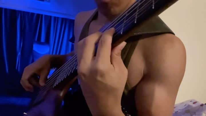 森田悠介のインスタグラム：「Random note connection @adamovicbasses  #bass #practice #noodling #fingertraining #bassist #bassplayer #musicianlife #adamovic #adamovicbasses #artist #impro #markbass #ベース #ベーシスト #練習」