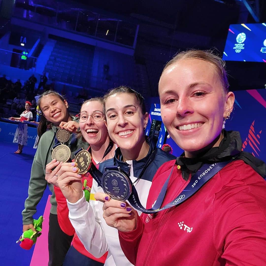 カースティ・ギルモアのインスタグラム：「✨️CUTIE PATOOTIE PODIUM SELFIE TIME✨️ Lots of smiling faces. Super happy to share the podium with these gals 😁 Congrats to @carolinamarin @mia_blichfeldt and @jenjira.stadelmann 💃🏻🔥✨️」