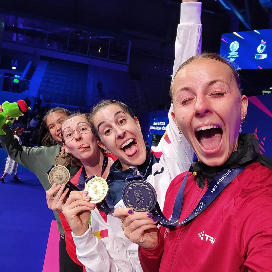 カースティ・ギルモアさんのインスタグラム写真 - (カースティ・ギルモアInstagram)「✨️CUTIE PATOOTIE PODIUM SELFIE TIME✨️ Lots of smiling faces. Super happy to share the podium with these gals 😁 Congrats to @carolinamarin @mia_blichfeldt and @jenjira.stadelmann 💃🏻🔥✨️」7月3日 0時25分 - kirstygilmourr