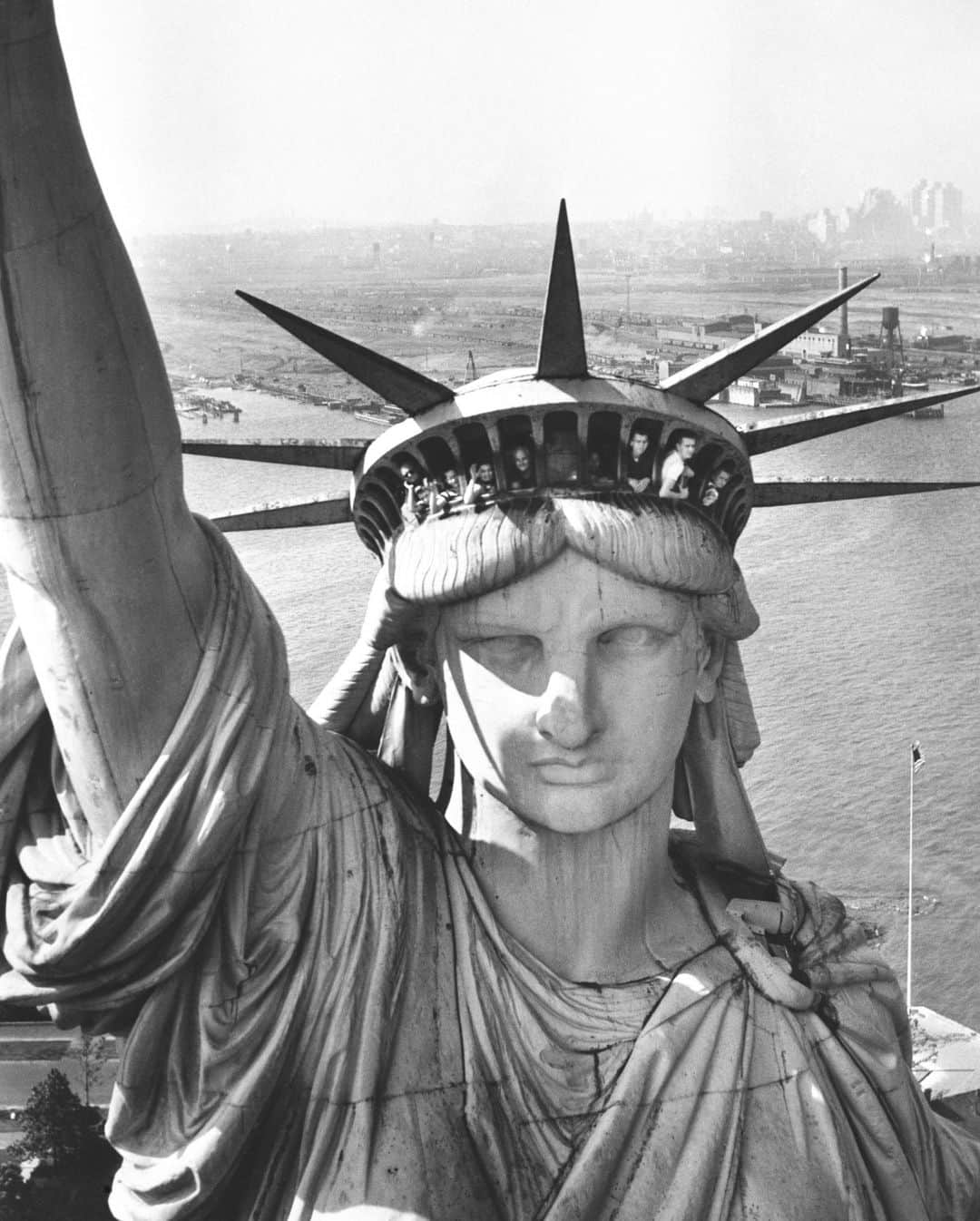 lifeさんのインスタグラム写真 - (lifeInstagram)「Sightseers hanging out of the windows in the crown of the Statue of Liberty, 1951.   This week we will celebrate the birth of American independence, click the link in bio to view more aerial photos of our magnificent country!  (📷 Margaret Bourke-White/LIFE Picture Collection)   #LIFEMagazine #LIFEArchive #MargaretBourkeWhite #IndependenceDay #celebration #Aerial #StatueofLiberty #Scenery #USA #1950s」7月3日 0時30分 - life