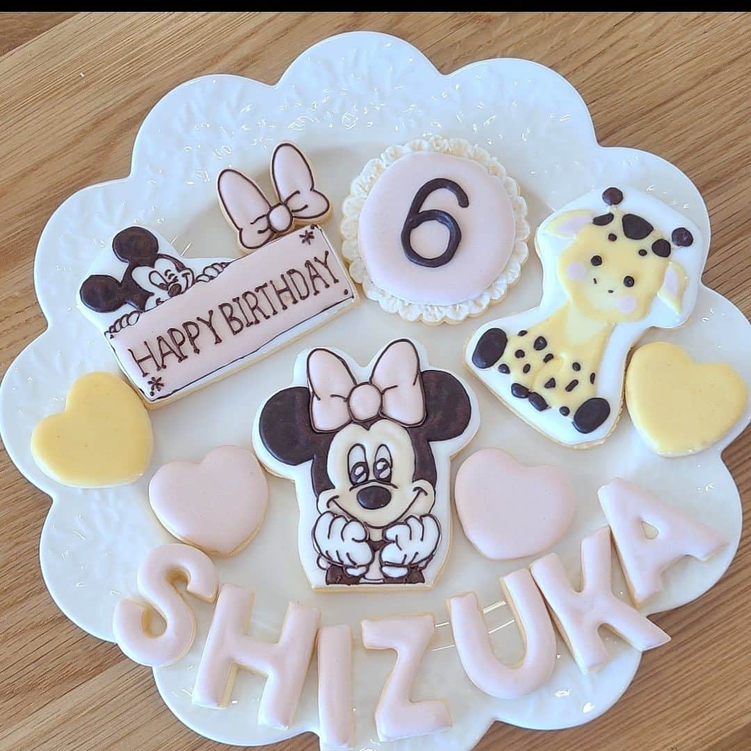 彩歌しおんのインスタグラム：「✨ハッピーバースデー✨  6歳のお誕生日おめでとうございます🎉  オーダーはミニーちゃんときりんさん💓 喜んでいただけて嬉しいです☺️  素敵なバースデーパーティーのお手伝いが出来て良かったです😊  こちらはお野菜やフルーツパウダーを使い作成した着色料不使用のアイシングクッキーです♡  自然な色合いがかわいい💓💓  #アイシングクッキー #着色料不使用 #天然色素アイシングクッキー教室 #天然色素アイシングクッキー #天然色素 #お野菜パウダー #フルーツパウダー #国産 #ママメイド #アイシングクッキー教室 #Ahbonheur #赤ちゃんのいる暮らし #1歳バースデー #オーガニック #お菓子 #身体に優しいお菓子 #無添加お菓子 #ナチュラルアイシングクッキー #赤ちゃん #ファミリア #かわいいをお届け  #誕生日クッキー #お誕生日 #バースデークッキー #バースデーアイシングクッキー #こだわり食材  #ミニーちゃんケーキ  #ミニーちゃん #ミニーちゃんクッキー  #きりんクッキー」