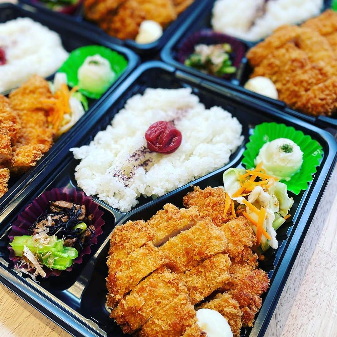 バルセンナリ食堂さんのインスタグラム写真 - (バルセンナリ食堂Instagram)「【チキン南蛮 定食】 おはようございます☀️ 本日もオープンいたしました-𝙊𝙋𝙀𝙉-٩(*´꒳`*)۶  本日は 当店で1・2を争う人気メニュー 〖チキン南蛮〗です❕  メニューに追加した途端に、注文が爆増え❣️  甘酢タレとタルタルソースの相性抜群です(*•̀ᴗ•́*)👍  お弁当でのご提供もしております🍱  是非一度、ご賞味くださいませ🍀   #せんなり食堂   #金沢の定食屋さん   #金沢のお弁当屋さん   #お弁当の種類が豊富   #定食の種類が多い   #チキン南蛮定食   #駐車場3台 あります  #郊外店がんばります   #ご来店お待ちしております   #お昼は定食に限る   #定食屋さんのしょうが焼き」7月3日 11時27分 - sennari.syokudou