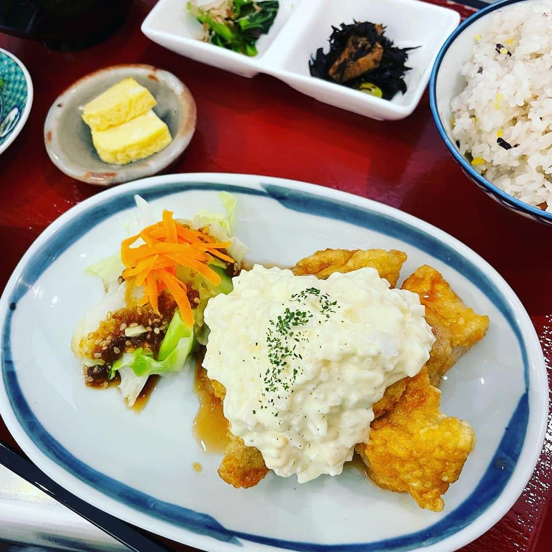 バルセンナリ食堂のインスタグラム：「【チキン南蛮 定食】 おはようございます☀️ 本日もオープンいたしました-𝙊𝙋𝙀𝙉-٩(*´꒳`*)۶  本日は 当店で1・2を争う人気メニュー 〖チキン南蛮〗です❕  メニューに追加した途端に、注文が爆増え❣️  甘酢タレとタルタルソースの相性抜群です(*•̀ᴗ•́*)👍  お弁当でのご提供もしております🍱  是非一度、ご賞味くださいませ🍀   #せんなり食堂   #金沢の定食屋さん   #金沢のお弁当屋さん   #お弁当の種類が豊富   #定食の種類が多い   #チキン南蛮定食   #駐車場3台 あります  #郊外店がんばります   #ご来店お待ちしております   #お昼は定食に限る   #定食屋さんのしょうが焼き」