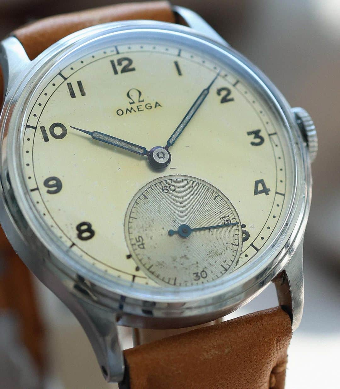 HIROBさんのインスタグラム写真 - (HIROBInstagram)「Vintage OMEGA 1940's  古い年代ならではの、経年変化による全体的なエイジングがとても魅力的。 ヴィンテージデニムのような深い味わいを楽しんで頂ける時計です。  #hirob #baycrews #vintagewatch #vintagebag #vintageaccessories  #vintageomega #omga #omegawatch #1940s  #ヒロブ #ベイクルーズ #ヴィンテージウォッチ #ヴィンテージバッグ #ヴィンテージアクセサリー  #ヴィンテージオメガ #オメガ #オメガウォッチ」7月3日 11時28分 - hirob.jp