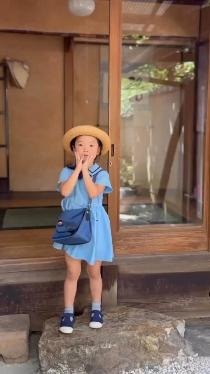 大塚良子のインスタグラム：「念願だった1ヶ月の京都生活がスタート。　一昨年、昨年と小旅行で改めて訪れすっかり魅了されてしまい、来年はここに住みたいと幼稚園を探し始めたのが年始のこと、そして今日から元気に登園しました。  着くなりお友達が下駄箱まで来てくれて「ルリちゃんやー、ルリちゃんのママやぁ」と迎えてくれてルリ大喜び。  本当に右も左も分からない土地だけど ゆったり過ごしながら見聞を広めたいと思います。  1ヶ月間滞在するのは中心部から少し離れた場所にある町屋。これもまた昨年から考え始めて、住むなら中庭と畳のある静かな家が良いと思っていたので幼稚園の近くで見つかって良かった。キッチンや書斎、どの部屋からも緑が見えて清々しいです。お友達や家族もちょこちょこ来てくれる予定なので美味しいものたくさん食べて、溜まった本も読み尽くして生活を楽しみます。  Our one month stay in Kyoto has begun, fulfilling our long awaited wish. After visiting on short trips the past two years and falling entirely in love with the city,  I began searching for a kindergarten for daughter at the beginning of this year. Today, finally she started attending successfully.  I want to make this month a time to slowly expand our horizons and knowledge.」
