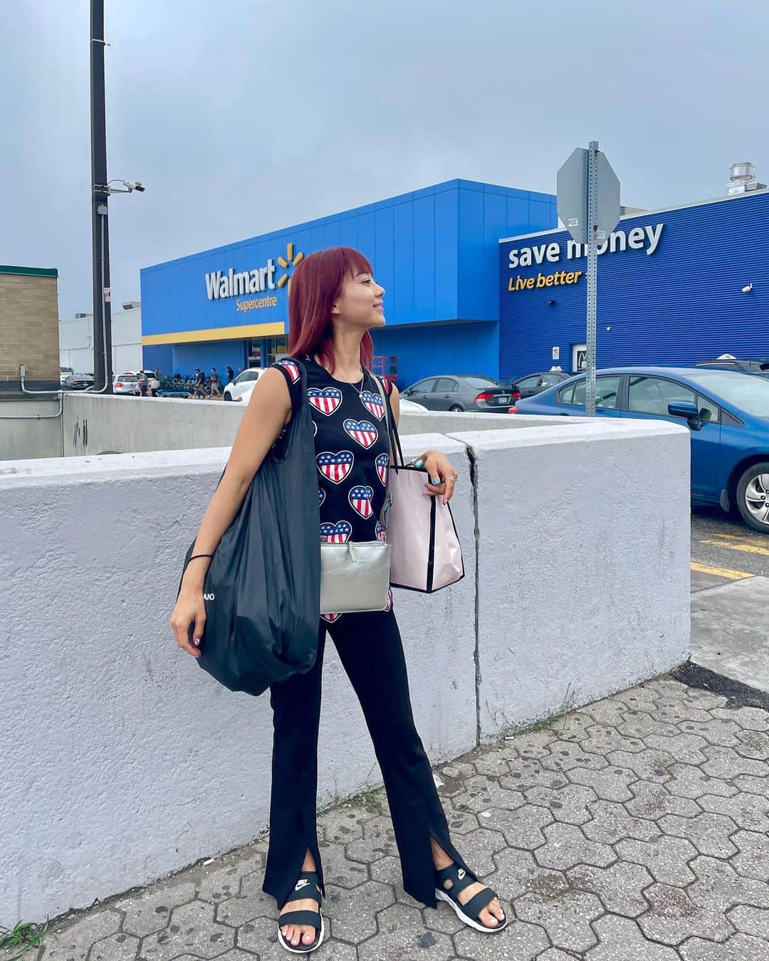 指出瑞貴さんのインスタグラム写真 - (指出瑞貴Instagram)「🇨🇦🇨🇦❤️カナダだけどお洋服は🇺🇸柄。笑 バス停で喉からっからで買ったばかりのお水を開けたら、スパークリングウォーターで、、、 激しく飛び出してきて、この🇺🇸トップスにぶちまけまして、爆笑でした。ふぅ〜人騒がせ🤣💜   #さ私服 #moschino #hm #nike   I’m in Toronto. I came to see my sister🥰  She live in town, I had my sister attend!! We shopping, eating, shopping…more more talking😂  Big painting on the wall , my favorite supermarket!! #walmart 🫠🌼🌼  And there is funny name shop in at mall,haha  トロントに住んでる妹に会いに来ています☺️ ここにくるまで長かった〜本当久しぶりの再会。ウレシスギ  住んでる素敵なエリアや、いつも行くエリアをあちこちアテンドしてくれて、お姉ちゃんここ好きそうだなーと思ってとか色々たくさん調べてくれて🥺 店員さんに質問とか率先して聞いてくれて🥹 オランダドイツ旅行帰りに、空港まで迎えに来てくれたり、ご飯も作ってくれたり🥺 異国の地で1人で住んで、生活して、かっこよすぎて、 姉感動しています🥺🥺 明日からもますます感動しそうです。  時差ぼけで、歩きながら寝そうでした。笑」7月3日 10時00分 - sashidemizuki