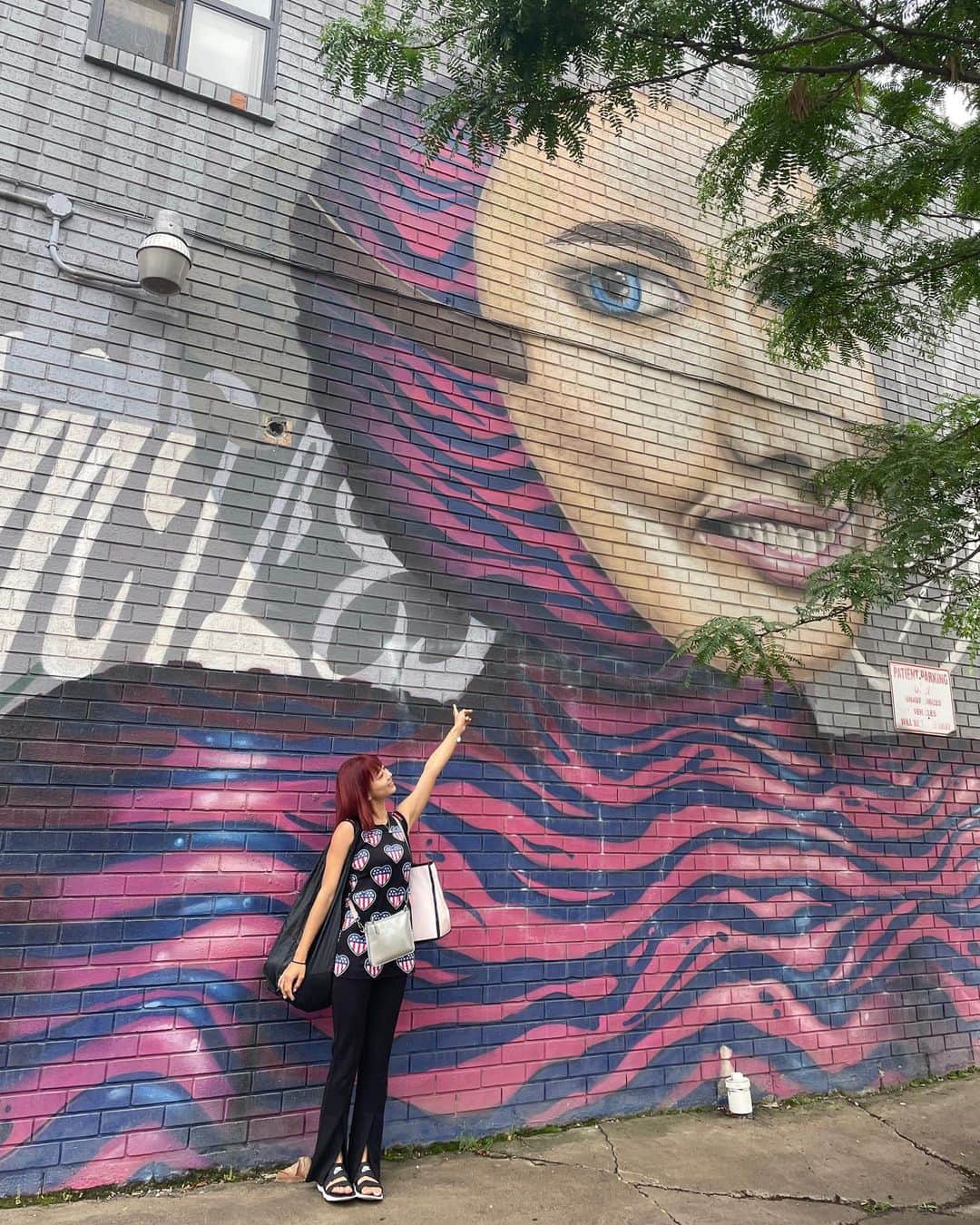 指出瑞貴さんのインスタグラム写真 - (指出瑞貴Instagram)「🇨🇦🇨🇦❤️カナダだけどお洋服は🇺🇸柄。笑 バス停で喉からっからで買ったばかりのお水を開けたら、スパークリングウォーターで、、、 激しく飛び出してきて、この🇺🇸トップスにぶちまけまして、爆笑でした。ふぅ〜人騒がせ🤣💜   #さ私服 #moschino #hm #nike   I’m in Toronto. I came to see my sister🥰  She live in town, I had my sister attend!! We shopping, eating, shopping…more more talking😂  Big painting on the wall , my favorite supermarket!! #walmart 🫠🌼🌼  And there is funny name shop in at mall,haha  トロントに住んでる妹に会いに来ています☺️ ここにくるまで長かった〜本当久しぶりの再会。ウレシスギ  住んでる素敵なエリアや、いつも行くエリアをあちこちアテンドしてくれて、お姉ちゃんここ好きそうだなーと思ってとか色々たくさん調べてくれて🥺 店員さんに質問とか率先して聞いてくれて🥹 オランダドイツ旅行帰りに、空港まで迎えに来てくれたり、ご飯も作ってくれたり🥺 異国の地で1人で住んで、生活して、かっこよすぎて、 姉感動しています🥺🥺 明日からもますます感動しそうです。  時差ぼけで、歩きながら寝そうでした。笑」7月3日 10時00分 - sashidemizuki