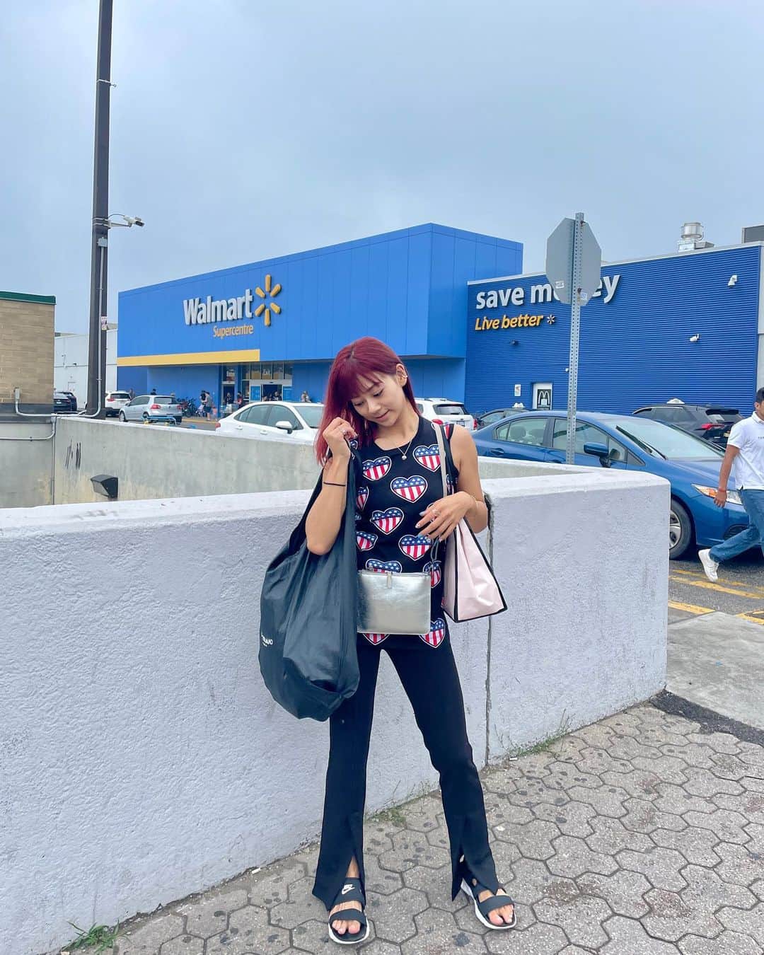 指出瑞貴さんのインスタグラム写真 - (指出瑞貴Instagram)「🇨🇦🇨🇦❤️カナダだけどお洋服は🇺🇸柄。笑 バス停で喉からっからで買ったばかりのお水を開けたら、スパークリングウォーターで、、、 激しく飛び出してきて、この🇺🇸トップスにぶちまけまして、爆笑でした。ふぅ〜人騒がせ🤣💜   #さ私服 #moschino #hm #nike   I’m in Toronto. I came to see my sister🥰  She live in town, I had my sister attend!! We shopping, eating, shopping…more more talking😂  Big painting on the wall , my favorite supermarket!! #walmart 🫠🌼🌼  And there is funny name shop in at mall,haha  トロントに住んでる妹に会いに来ています☺️ ここにくるまで長かった〜本当久しぶりの再会。ウレシスギ  住んでる素敵なエリアや、いつも行くエリアをあちこちアテンドしてくれて、お姉ちゃんここ好きそうだなーと思ってとか色々たくさん調べてくれて🥺 店員さんに質問とか率先して聞いてくれて🥹 オランダドイツ旅行帰りに、空港まで迎えに来てくれたり、ご飯も作ってくれたり🥺 異国の地で1人で住んで、生活して、かっこよすぎて、 姉感動しています🥺🥺 明日からもますます感動しそうです。  時差ぼけで、歩きながら寝そうでした。笑」7月3日 10時00分 - sashidemizuki
