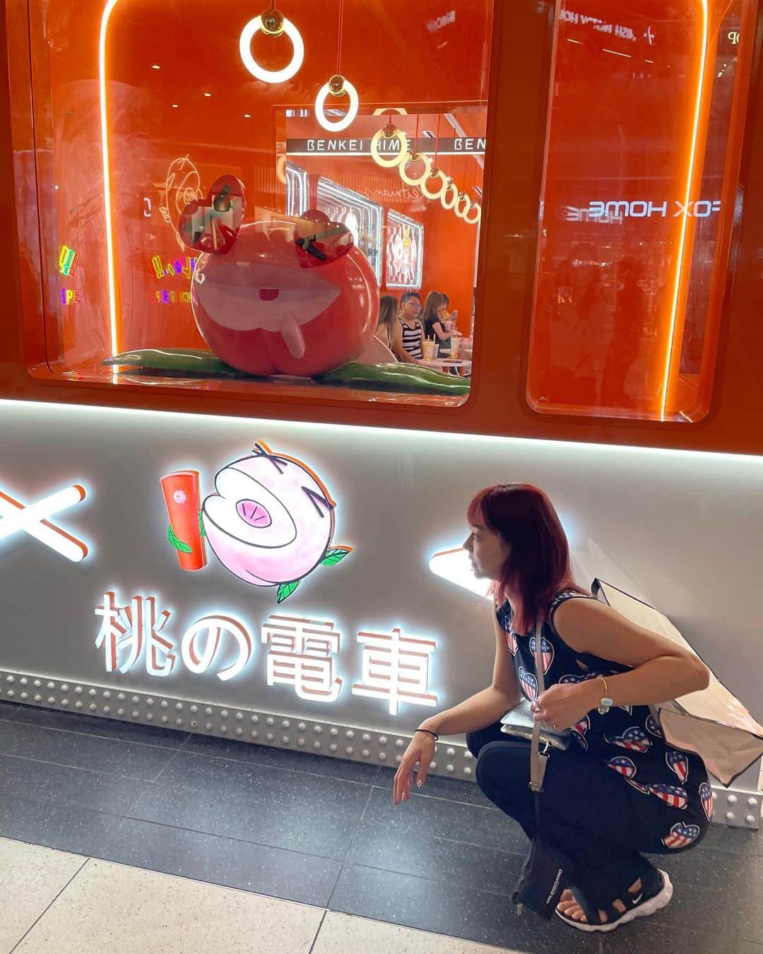 指出瑞貴さんのインスタグラム写真 - (指出瑞貴Instagram)「🇨🇦🇨🇦❤️カナダだけどお洋服は🇺🇸柄。笑 バス停で喉からっからで買ったばかりのお水を開けたら、スパークリングウォーターで、、、 激しく飛び出してきて、この🇺🇸トップスにぶちまけまして、爆笑でした。ふぅ〜人騒がせ🤣💜   #さ私服 #moschino #hm #nike   I’m in Toronto. I came to see my sister🥰  She live in town, I had my sister attend!! We shopping, eating, shopping…more more talking😂  Big painting on the wall , my favorite supermarket!! #walmart 🫠🌼🌼  And there is funny name shop in at mall,haha  トロントに住んでる妹に会いに来ています☺️ ここにくるまで長かった〜本当久しぶりの再会。ウレシスギ  住んでる素敵なエリアや、いつも行くエリアをあちこちアテンドしてくれて、お姉ちゃんここ好きそうだなーと思ってとか色々たくさん調べてくれて🥺 店員さんに質問とか率先して聞いてくれて🥹 オランダドイツ旅行帰りに、空港まで迎えに来てくれたり、ご飯も作ってくれたり🥺 異国の地で1人で住んで、生活して、かっこよすぎて、 姉感動しています🥺🥺 明日からもますます感動しそうです。  時差ぼけで、歩きながら寝そうでした。笑」7月3日 10時00分 - sashidemizuki