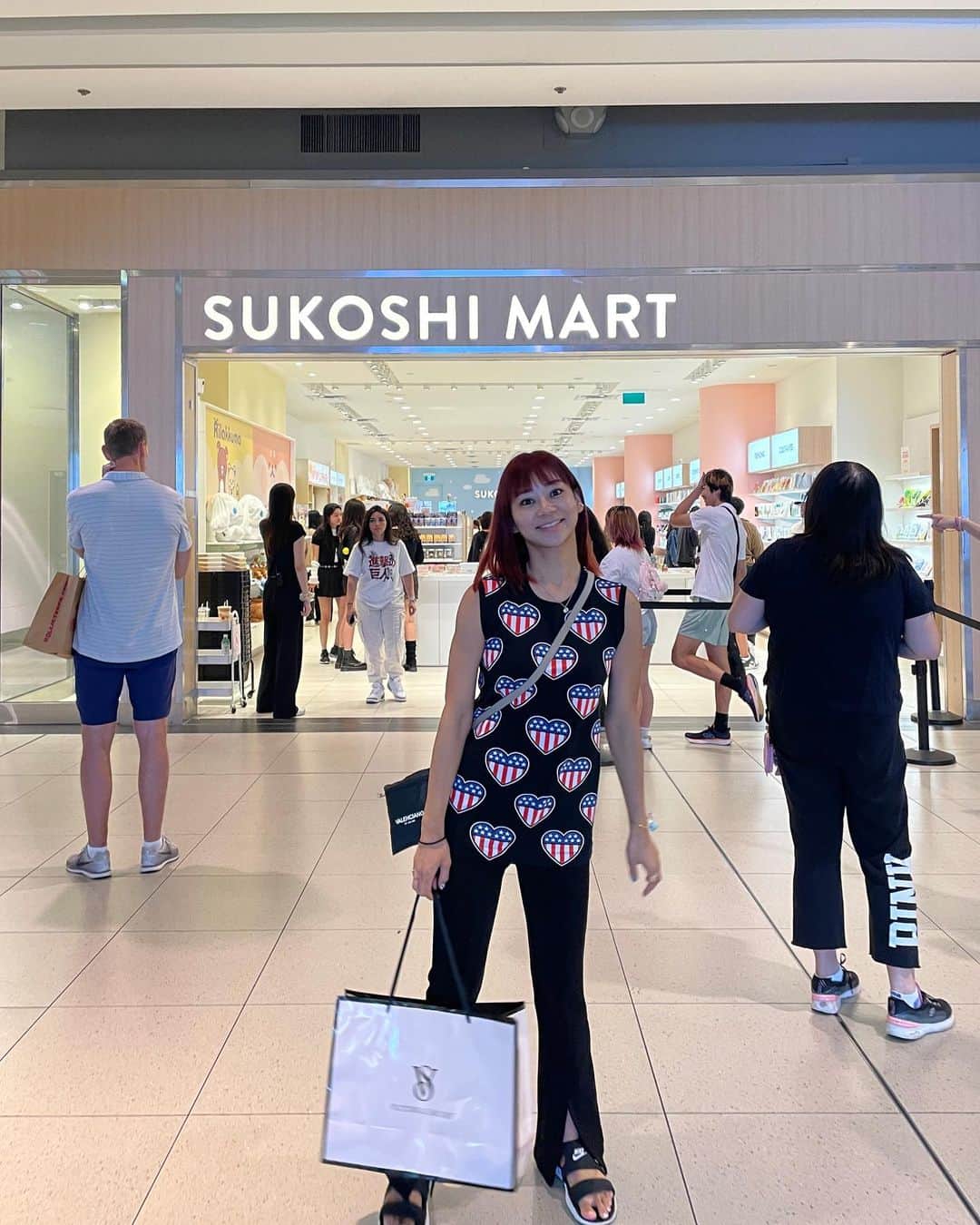 指出瑞貴さんのインスタグラム写真 - (指出瑞貴Instagram)「🇨🇦🇨🇦❤️カナダだけどお洋服は🇺🇸柄。笑 バス停で喉からっからで買ったばかりのお水を開けたら、スパークリングウォーターで、、、 激しく飛び出してきて、この🇺🇸トップスにぶちまけまして、爆笑でした。ふぅ〜人騒がせ🤣💜   #さ私服 #moschino #hm #nike   I’m in Toronto. I came to see my sister🥰  She live in town, I had my sister attend!! We shopping, eating, shopping…more more talking😂  Big painting on the wall , my favorite supermarket!! #walmart 🫠🌼🌼  And there is funny name shop in at mall,haha  トロントに住んでる妹に会いに来ています☺️ ここにくるまで長かった〜本当久しぶりの再会。ウレシスギ  住んでる素敵なエリアや、いつも行くエリアをあちこちアテンドしてくれて、お姉ちゃんここ好きそうだなーと思ってとか色々たくさん調べてくれて🥺 店員さんに質問とか率先して聞いてくれて🥹 オランダドイツ旅行帰りに、空港まで迎えに来てくれたり、ご飯も作ってくれたり🥺 異国の地で1人で住んで、生活して、かっこよすぎて、 姉感動しています🥺🥺 明日からもますます感動しそうです。  時差ぼけで、歩きながら寝そうでした。笑」7月3日 10時00分 - sashidemizuki