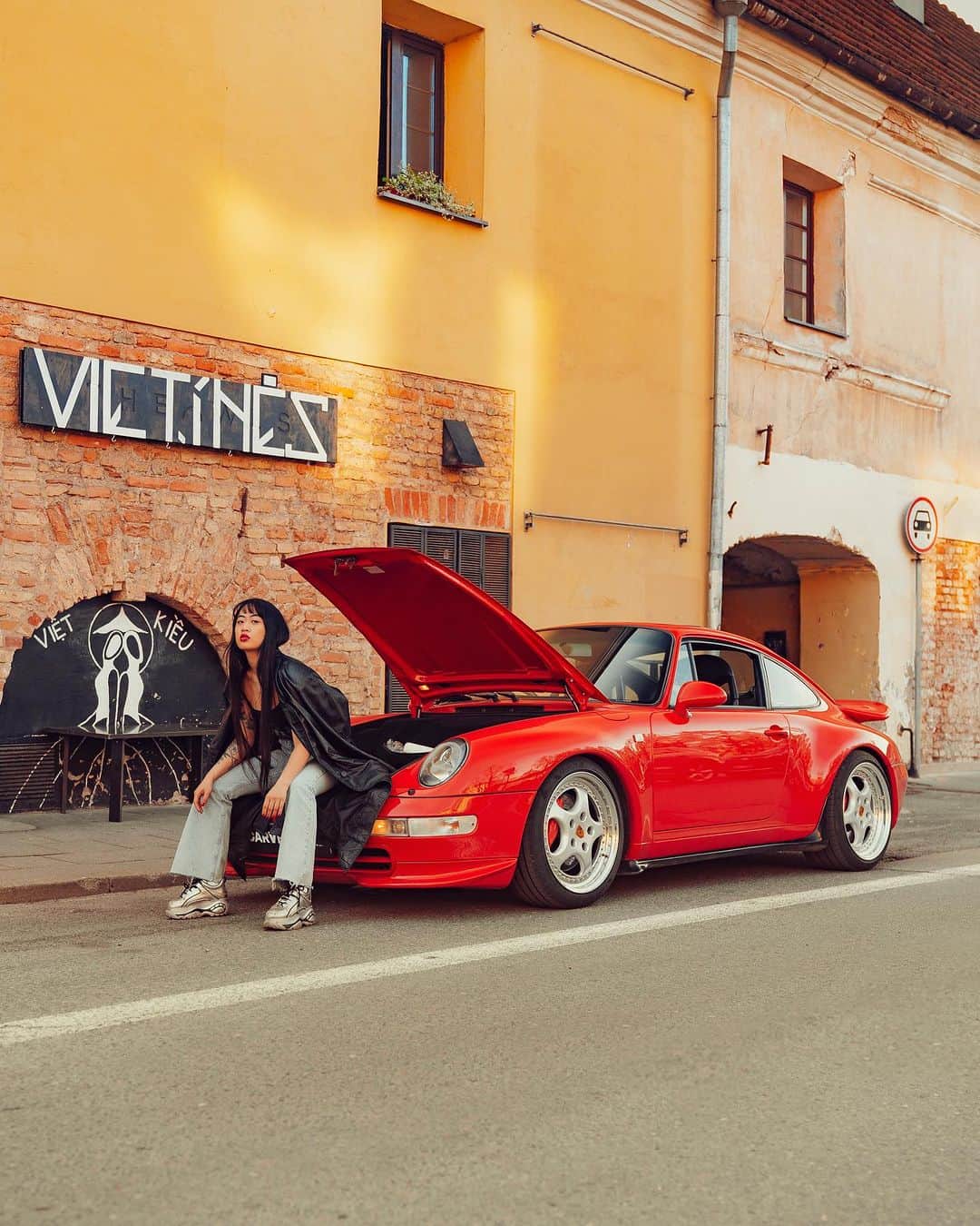 CarsWithoutLimitsのインスタグラム：「Porsche 993 Carrera @carvertical_com   #carswithoutlimits #porsche #carrera #porsche993」