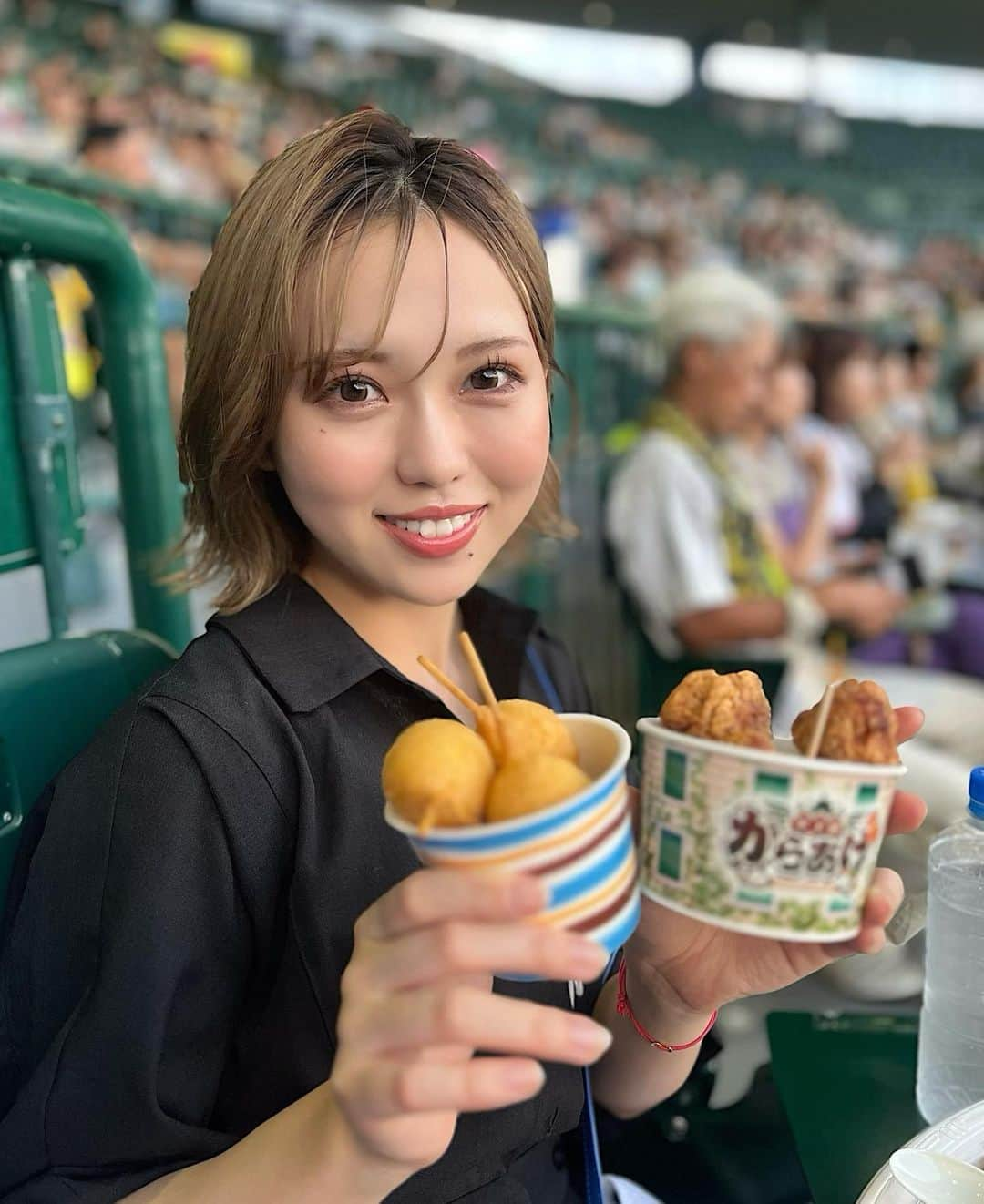 澤田桃佳のインスタグラム：「オリ姫（オリックスファンの女の子のファンネーム！だって！可愛いよね！）のお友達と、野球観戦♡⚾️  初めての、甲子園球場！！ 関西人として、一度は来たかった場所🏟️✨ ナイターで雰囲気もすごく良かったよお  あと球場飯！！！美味しすぎる🫨 試合中ずーーっと食べて、ぷらすロングポテトを追加で買いに行っちゃった🤭♡  また野球観戦したいです！！  . . #阪神タイガース  #オリックスバファローズ」