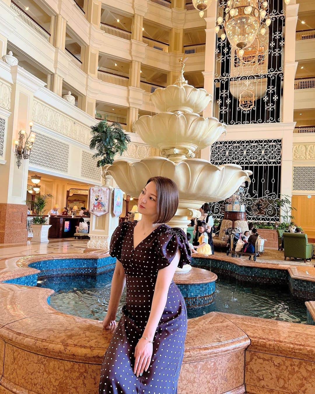 KONANのインスタグラム：「ディズニーランドホテルに初めて泊まりました💓💓 . . ふじこそのお誕生日のお祝いできてよかたっ😆🎂❣️🙌 . . アリスのお部屋かわいかったな😋❤️ . . #ディズニーランド #ディズニーシー #ディズニーランドホテル #アリスの部屋 #disneysea #disneyland #disneylandtokyo #disneylandhotel #バースデー #birthdaygirl #お誕生日」