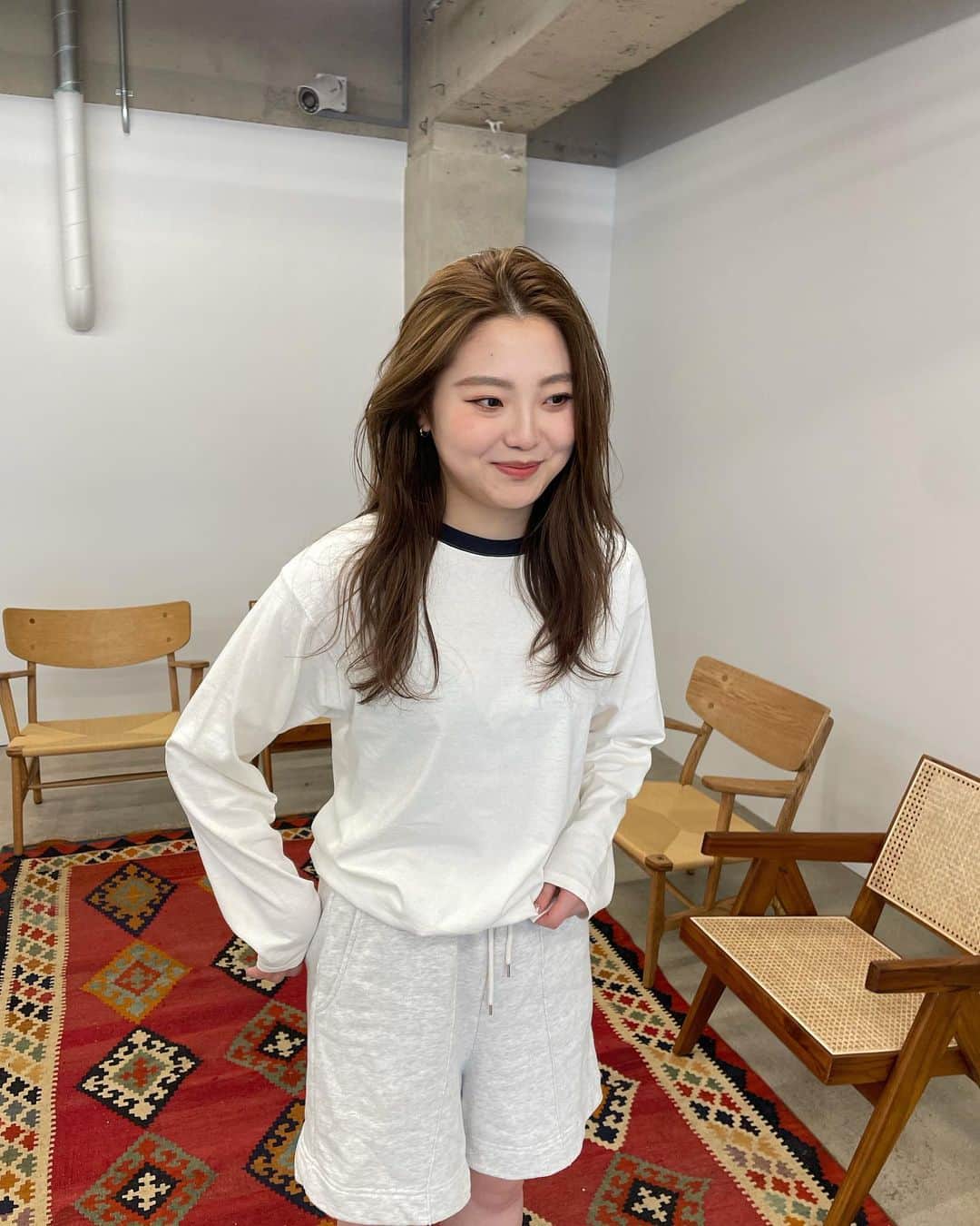 馬場一馬のインスタグラム：「staff 紹介 ㅤㅤㅤㅤㅤㅤㅤㅤㅤㅤㅤㅤㅤ jr.stylistの市ノ瀬未来。前のサロンから一緒にSTILLLIGHTSにopening staffとして参加。 市ノ瀬は現在jr.stylistとしてアシスタントと指名のお客様を兼任しています。年内のstylist débutに向けて奮闘中です。 現在3年目を迎えた市ノ瀬ですが、定評のあるカラーリングですでにたくさんのお客様を担当しています。 メイクの知識が豊富で、僕のお客様からいつもおすすめを聞かれています。現在ロングのカットレッスンを行っておりますが、抜け感のあるスタイリングや顔まわりのデザインは既に洗練されており、stylistになるのが楽しみな存在です。 韓国ドラマに詳しくて、僕の妻と韓国の話題でいつも盛り上がっています😂笑 そんな市ノ瀬未来をよろしくお願い致します✨✨✨ #stilllights」