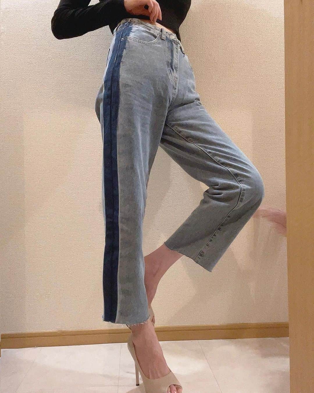 南キカのインスタグラム：「Hi🩶🩶 この👖本当はロールアップして 履きたかったんだけど 捲ると短すぎた事件。  @sheinofficial   このまま履こう愛用決定🤍  (Dコントラストサイドシーム ストレートレッグジーンズ)Sｻｲｽﾞ」