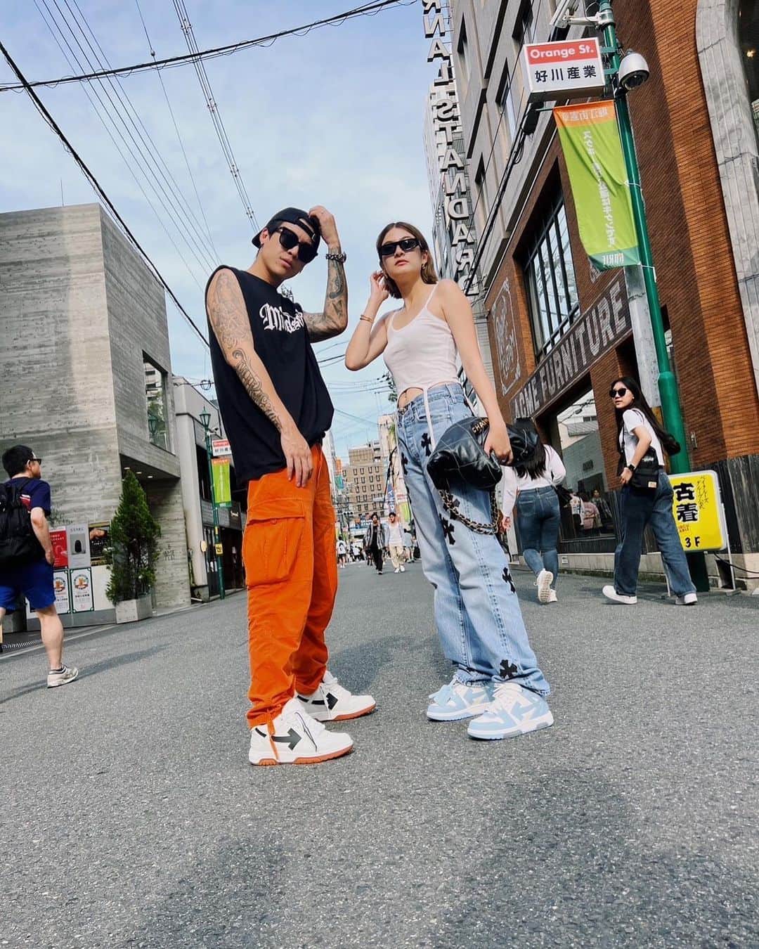マギー・ラースリー・バーレンシエガーのインスタグラム：「Matching kicks day with hubby 👊🏻 Photo by the kids😊   Personalized your own ‘OOO’ at Off-White™ boutiques  #OffWhite #OffWhiteBangkok @off____white」