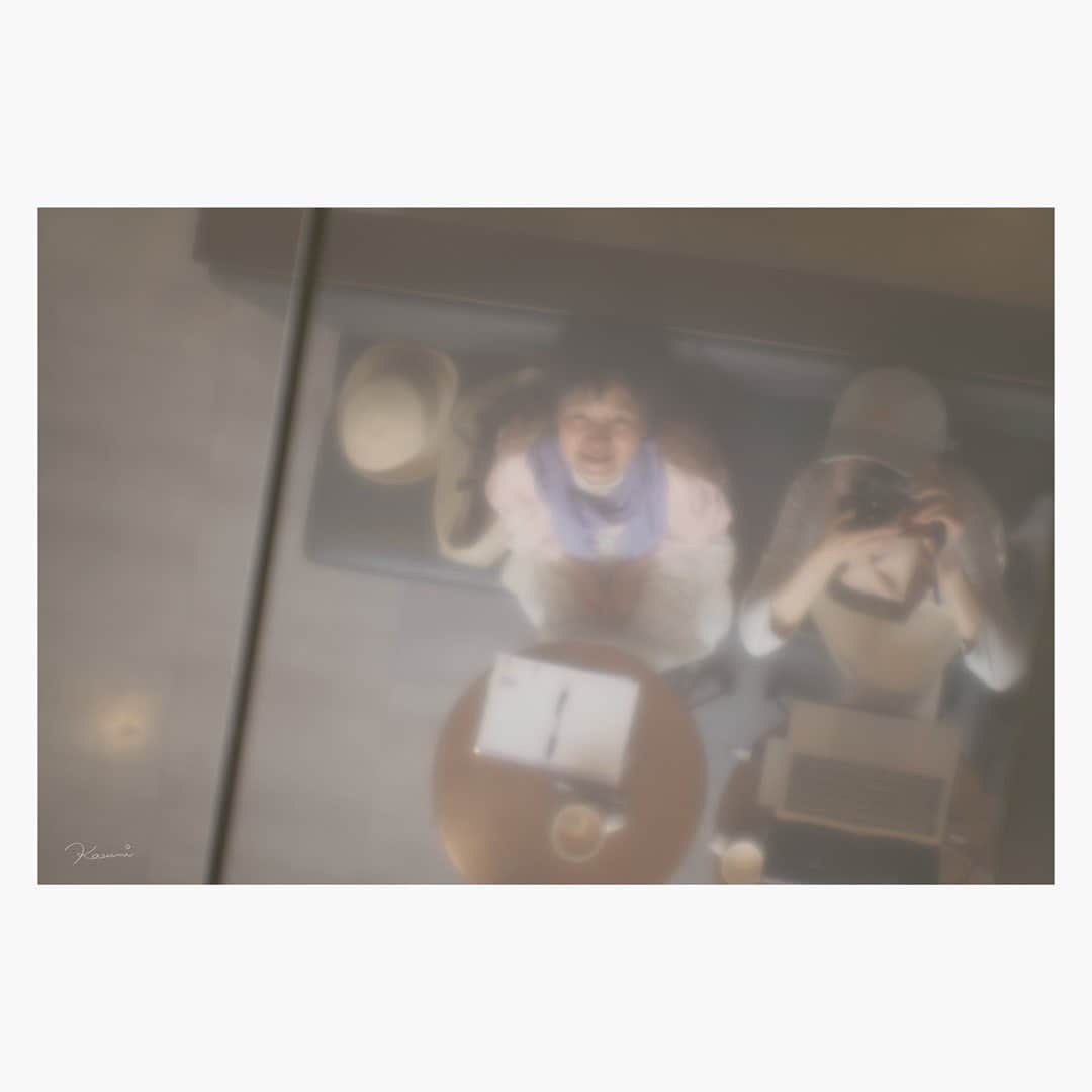 のインスタグラム：「朝タリーズ。 わたしは写真の編集。 カアチャンは詩を読んでいます。＾＾  Leica M10-P hektor 73mm f1.9  #leica#leicam10p#hektor#hektor35mm#oldlens#オールドレンズ#tokyo#japan#oldlens_tokyo#花澄#kazumiphotography」