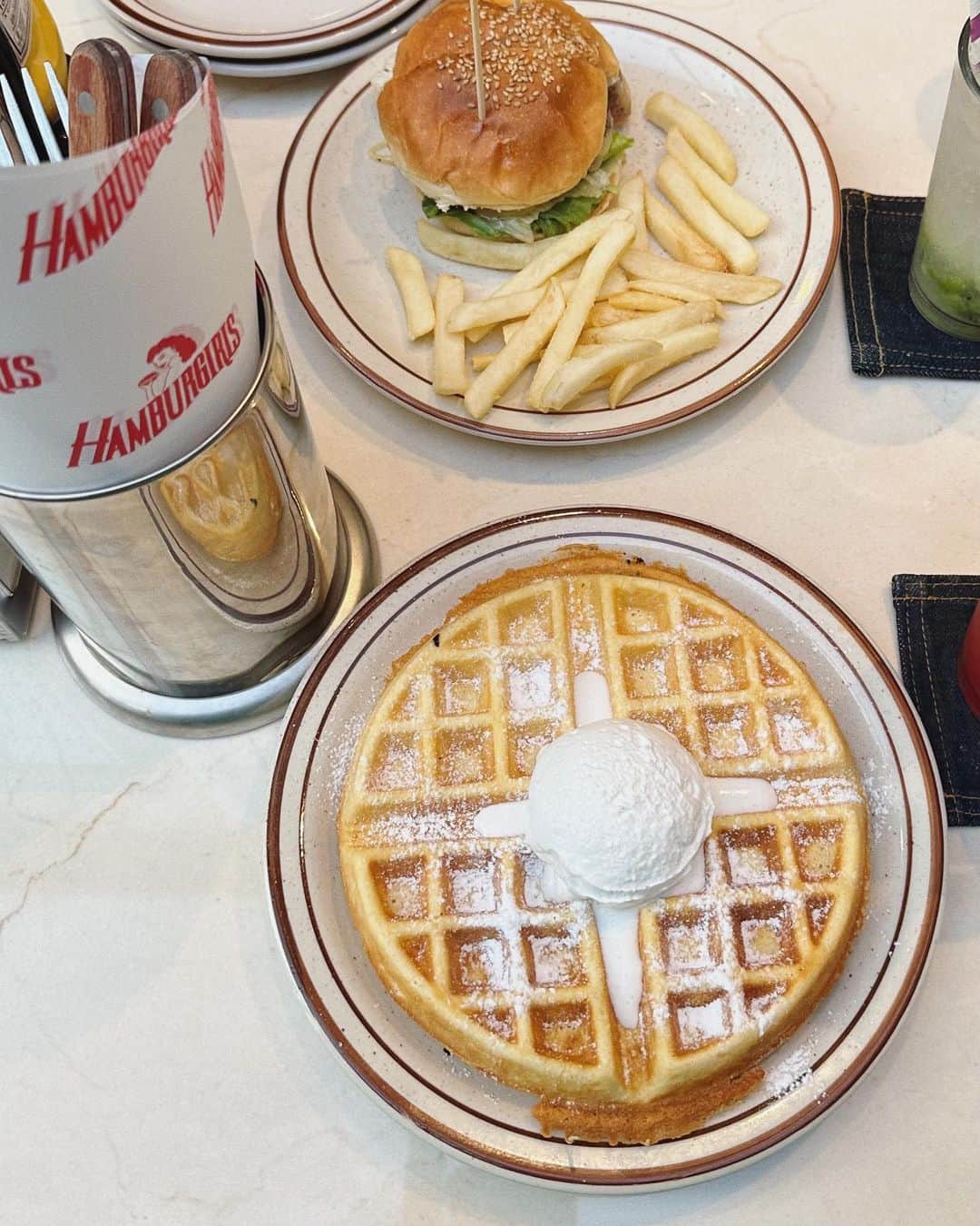 のインスタグラム：「oha🤤🧇🍔」