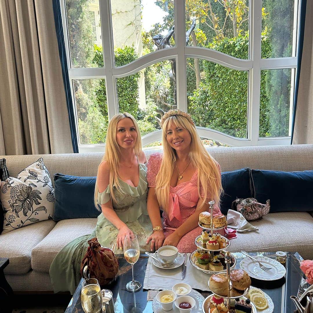 ニッキー・ベンツのインスタグラム：「Tea time 🫖 with @tashareignslife  #swipe #hightea」