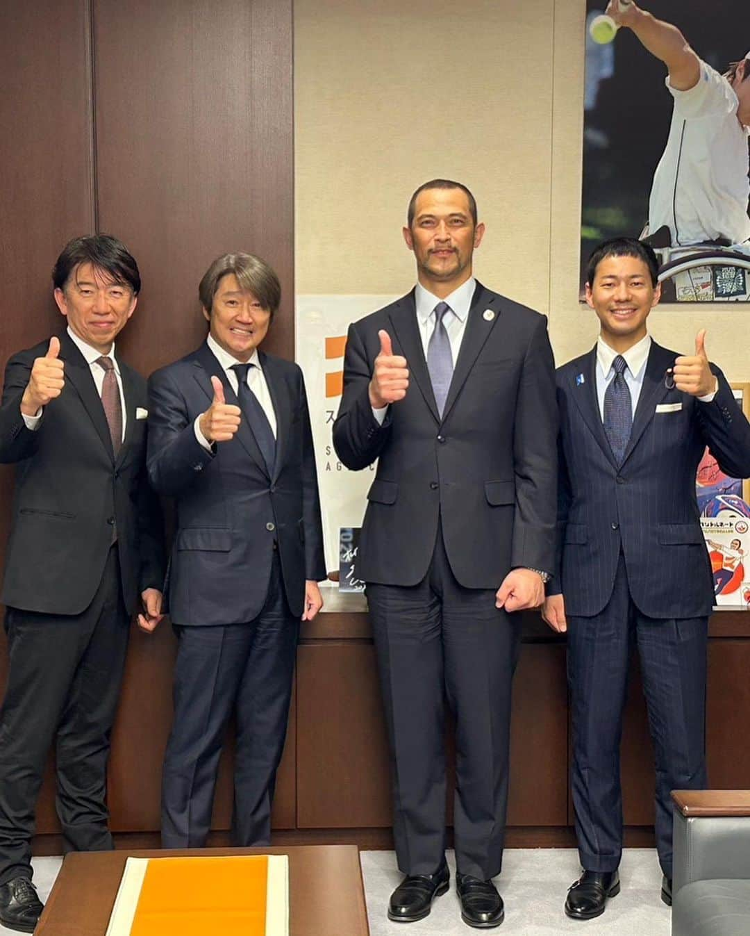 山本左近さんのインスタグラム写真 - (山本左近Instagram)「近藤真彦さんがJRP会長の就任にあわせて永岡文科大臣、西村経産大臣、室伏スポーツ庁長官へ表敬訪問。 文科省では井出副大臣にもご参加頂きました。  近藤会長から、モータースポーツのアスリート性をもっと積極的に打ち出してプロスポーツとしての理解を広めたいことや、先駆的なCNの取り組みも含むアジアへの展開など大臣へお話頂きました。  また会話の中で、昔僕はコンドーレーシングで走ってた頃があり、近藤監督と呼ぶ間柄でしたし、 今僕が文科大臣政務官のタイミングで、近藤会長になられてこういう機会が来るっていうのも人生の巡り合わせというか、何が起こるか分からないので人生って面白いものですね〜っと。笑  引き続きモータースポーツを通じて、世の中がより良くなる取り組みを進めて参ります。  #モータースポーツ  #文科省 #経産省 #スポーツ庁 #レース #近藤真彦」7月3日 10時31分 - sakon_yamamoto