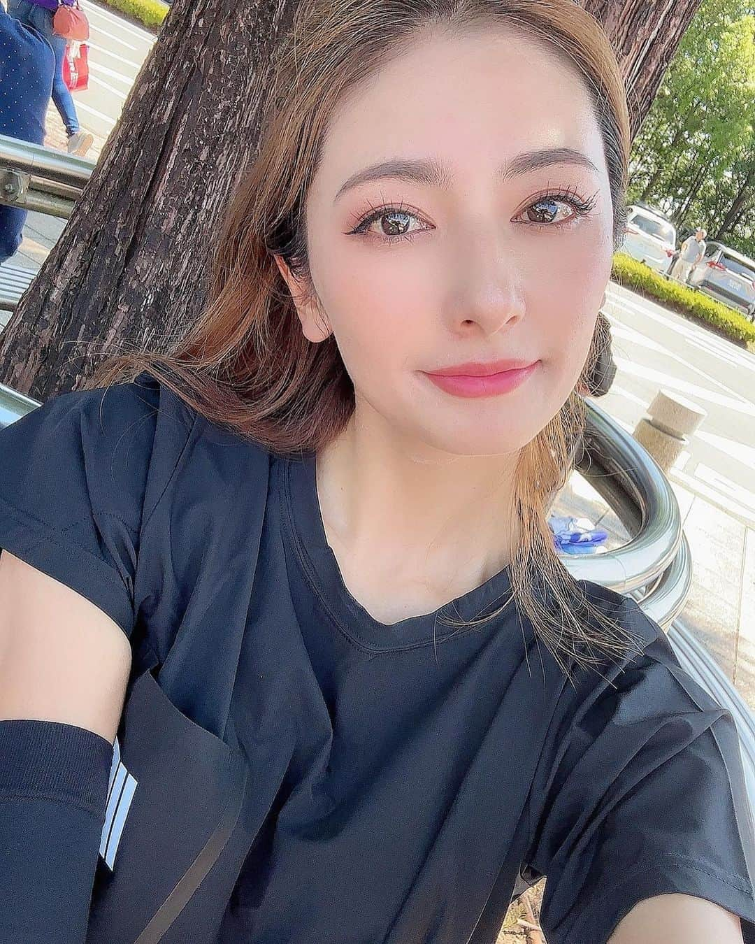 近藤みやびのインスタグラム：「昨日は初のラリーチャレンジ！！ in渋川伊香保ステージ🏁  テリー土屋のくるまの話のレポーターとしてお仕事してきました🎤  レースクィーン時代ラリーに触れた事がなかったので 初めてのことだらけで、楽しみ方とかわからなかったけど先生達が わかりやすく丁寧に教えてくれて、 ラリー面白い！！！ってなりました☺️🚗  そして、展示車両でAE86が！！！ しかもそのAE86の 🚙『電気じどう車』 🚗『水素エンジン車』 があり、お客さんたちもまじまじと見てました😌  凄い時代だなぁぁぁって思った  トヨタ自動車の佐藤社長ともお写真撮ってもらいました📷  #近藤みやび #みやび脚 #埼玉 #所沢 #群馬 #渋川伊香保 #ラリー #ラリーチャレンジ #tgr #トヨタ」