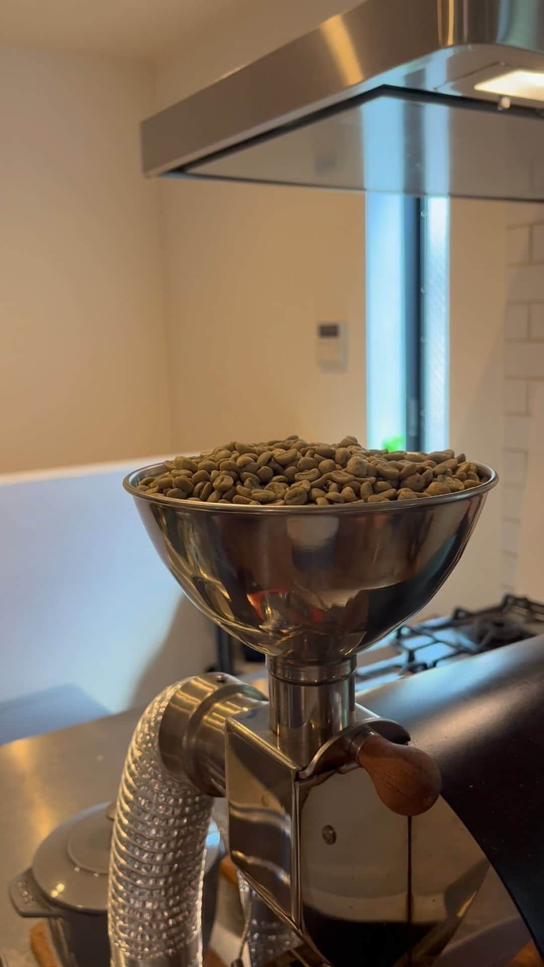 美濃隆章のインスタグラム：「ミックス前にちょいと焙煎。 #oniwstudio  #minocoffee」