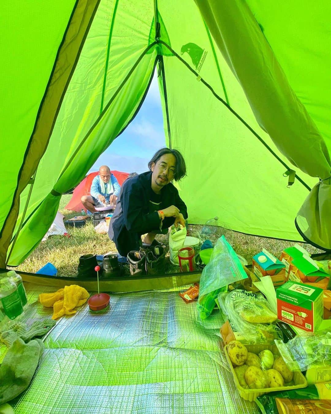 後藤正文のインスタグラム：「テント生活のひとコマ。  Photographer @mitch_ikeda   #glastonbury #glastonburyfestival」