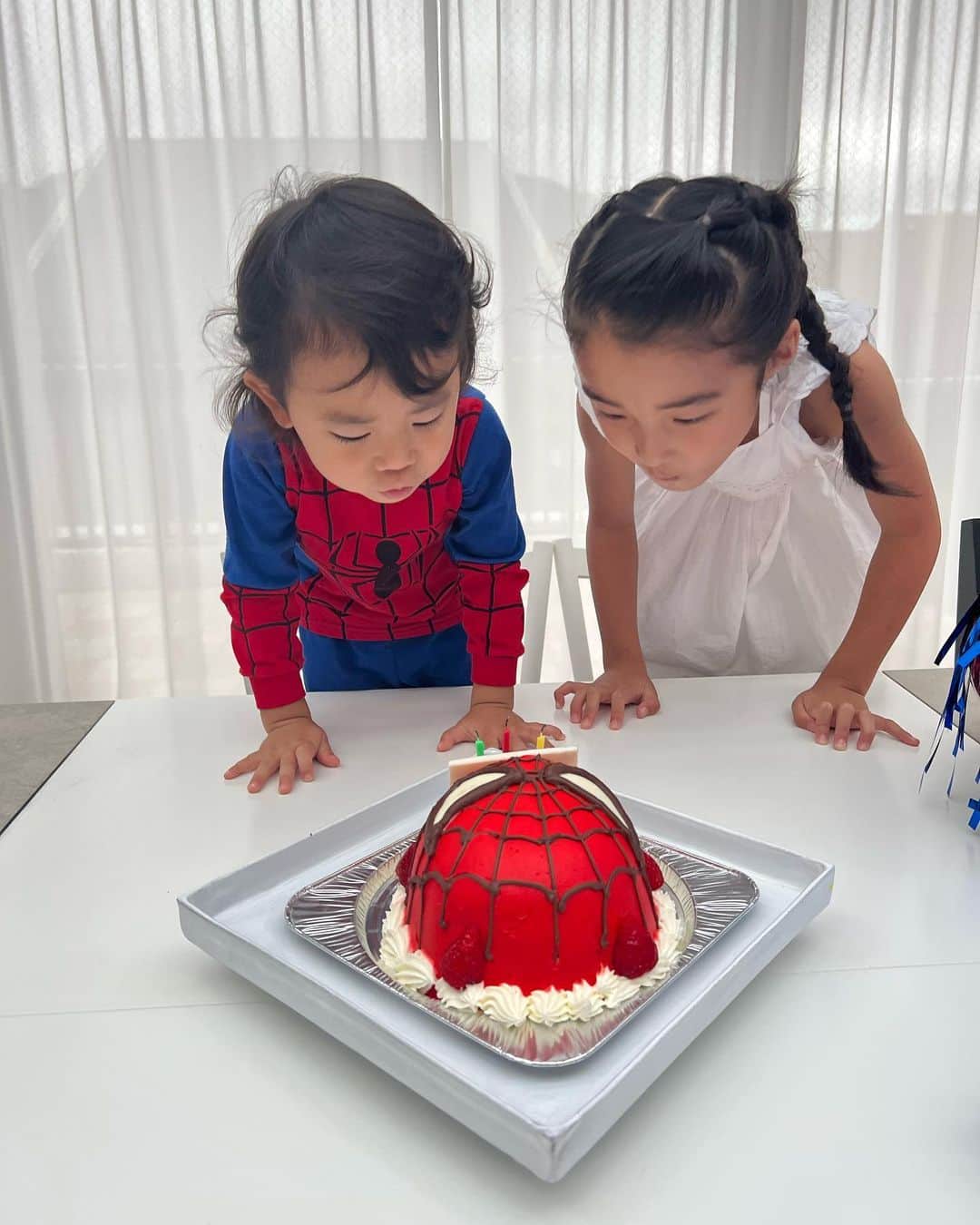 村上沙織さんのインスタグラム写真 - (村上沙織Instagram)「３歳お誕生日！！  とにかく引っ越しに東京にとで瞬く間に過ぎてしまった6月末。危うくお誕生日にお願いされていたスパイダーマンケーキを忘れてしまいそうでした！ お誕生日には大好きなお姉ちゃんに来てもらって夜まで最高の一日になりました♡♡ 大きくなったらスパイダーマンになって蜘蛛糸がシュッーてできるの？てずっと夢に思っているのでいつかやらせてあげたい♡♡  ３歳だなんて早くてずっと赤ちゃんでいいんだよーって言いながらも成長が楽しみで複雑な心ですが、我が家のアイドルヒュー君は健康で元気に毎日楽しく過ごしてくれていたら満足です♡  #お誕生日会#3歳男の子」7月3日 10時44分 - rosysaorimonster