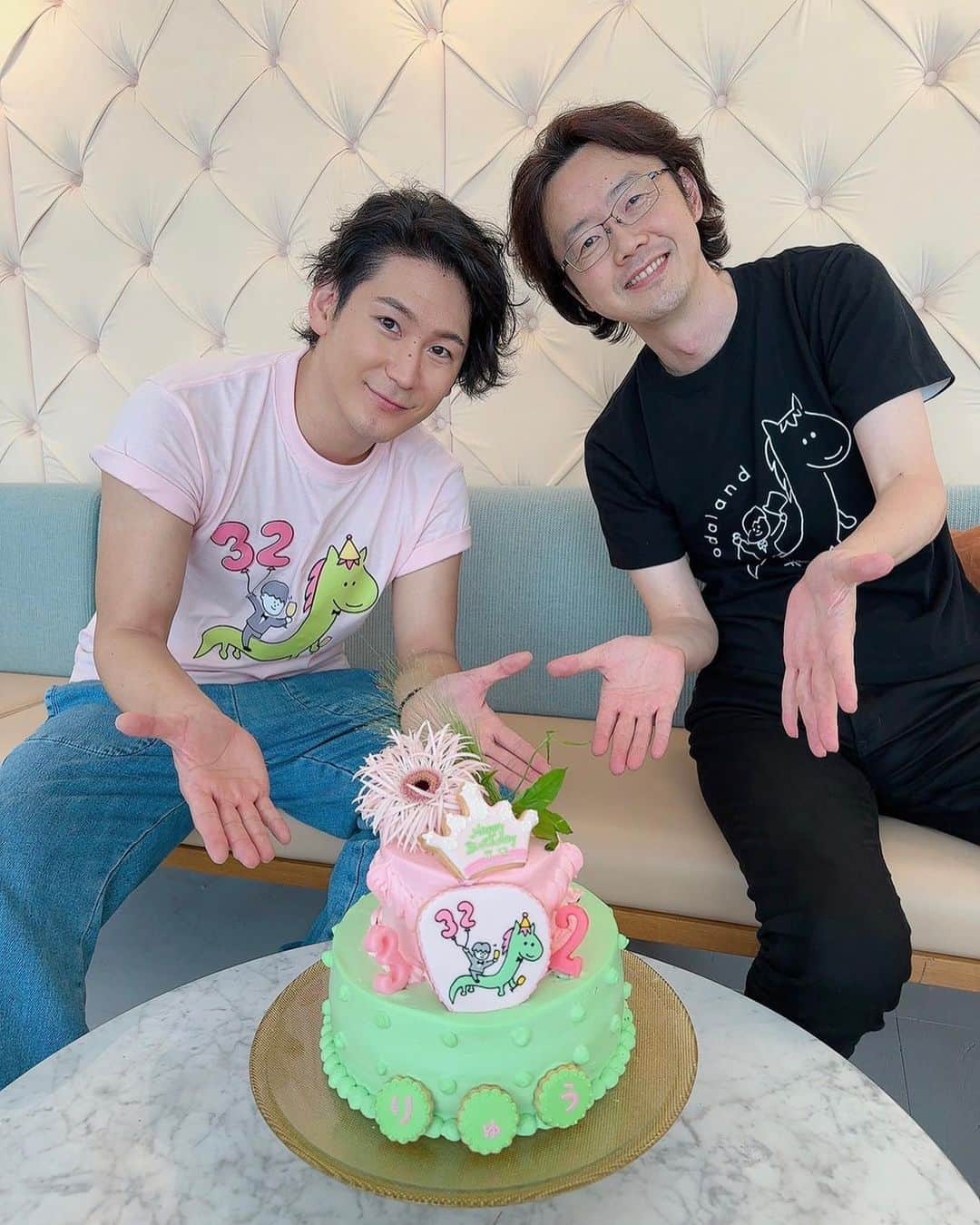 小野田龍之介のインスタグラム：「.  来たる⭐️誕生日7/12⭐️より10日前の昨日、、、  小野田龍之介 32nd Birthday Event🎂  開催させていただきました♪  ご来場くださった皆様 本当にありがとうございます✨🙏✨  そしてご来場いただけなかった皆様 申し訳ございませんでした💦  最高の仲間達からもサプライズでメッセージ動画あり、サプライズ演奏者として大貫祐一郎さんにもご参加いただき盛り上げてくださいました❤️‍🔥  大貫さん曰く小野田は、、、  「貫禄が服を着て歩いてる男」だそうです笑笑  本当にこちらが楽しく幸せなひと時を アットホームな空間のなか過ごさせていただきました🥹  関わる全ての皆様に感謝の気持ちでいっぱいです❣️  会場の雰囲気も最高だった🏝️  31歳の残り数日を有意義に。  そして  来たる32歳も最高の歳にしたいと思います🤩  引き続きよろしくっ👍  大貫さんと共に昼夜の超ウマケーキを囲んで📸 ＊ ＊ ＊ #onodaland  #小野田龍之介  #32  #生誕祭  #birthdayevent  #演奏  #大貫祐一郎」
