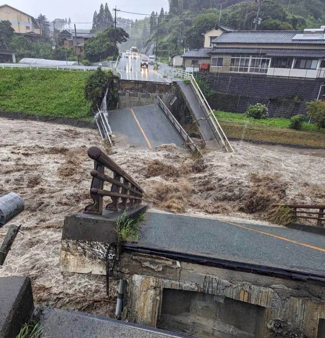 出口博幸さんのインスタグラム写真 - (出口博幸Instagram)「近所の国道の橋が落ちました。最悪だ、　早く雨やんでくれ😭」7月3日 10時46分 - deguchi_hiroyuki