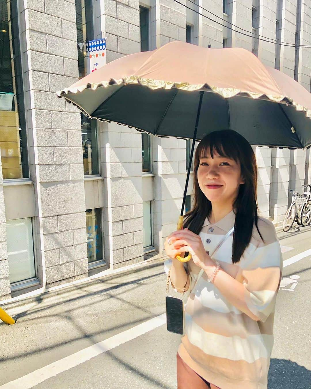 蔭山浩美のインスタグラム：「きょうは月曜日。 また一週間がはじまりますね。 まぶしくて目があまり開かない日々です。 まぁ、ぼちぼちがんばりましょね😊  tops @felim__  accessory @lomple_store   #日傘女子 #felim #lomple ♡」